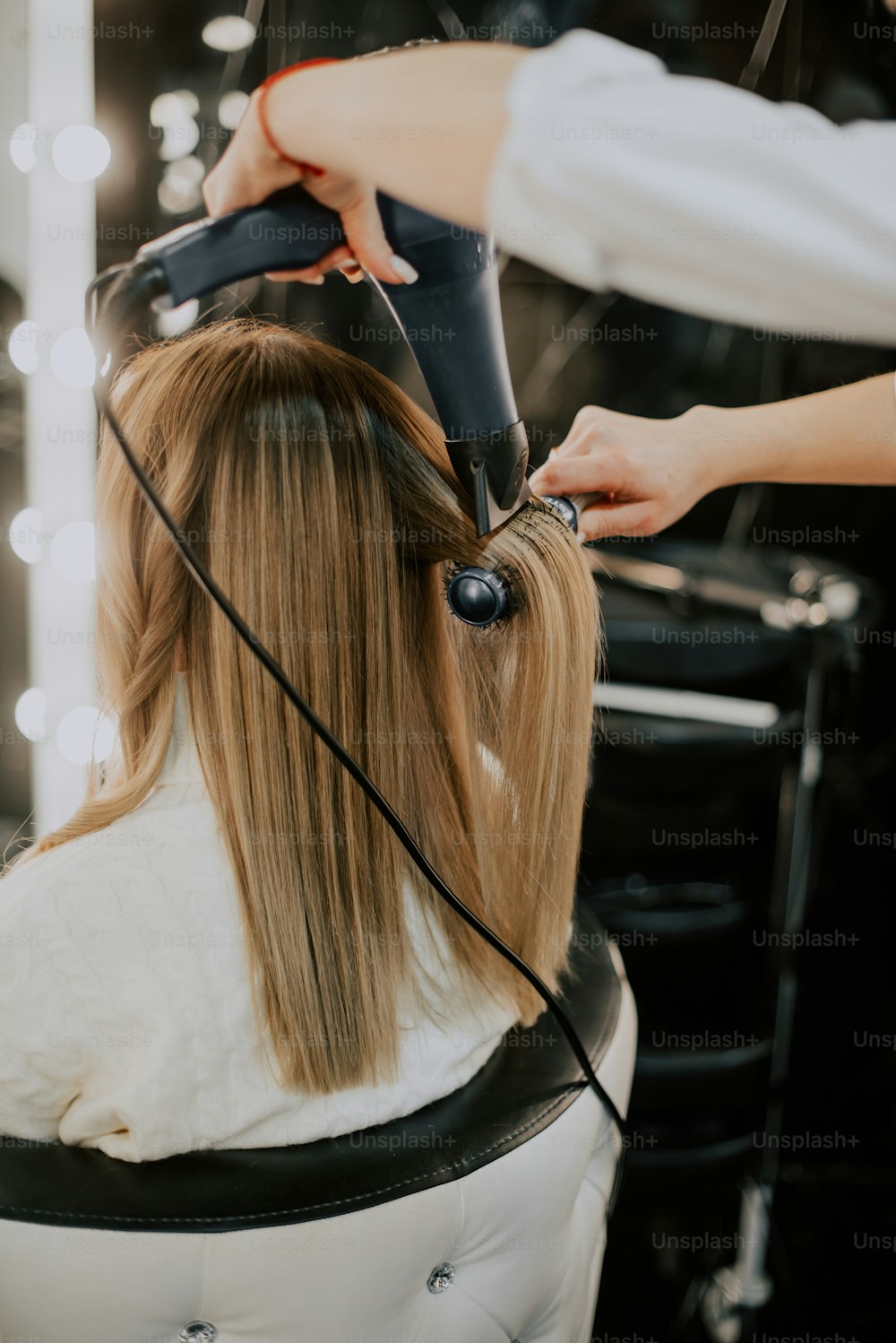 uma pessoa fazendo o cabelo