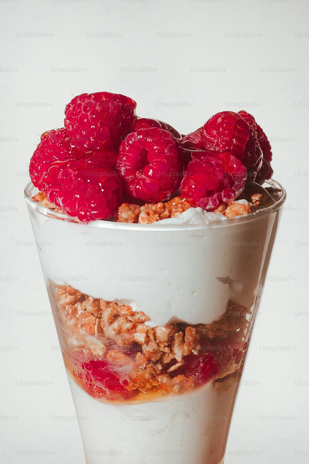 une tasse de crème glacée avec des fraises sur le dessus