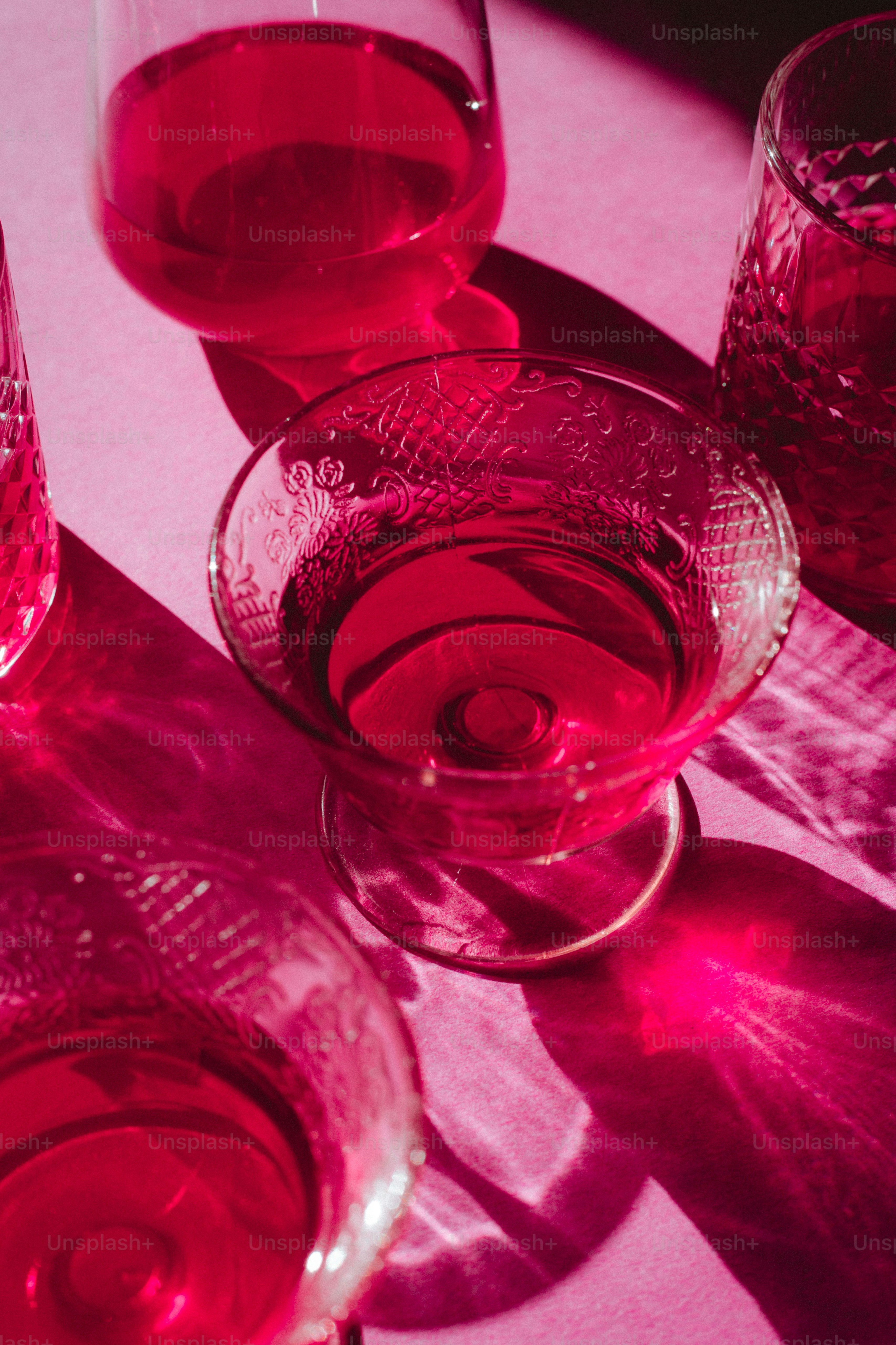 un groupe de verres contenant du liquide