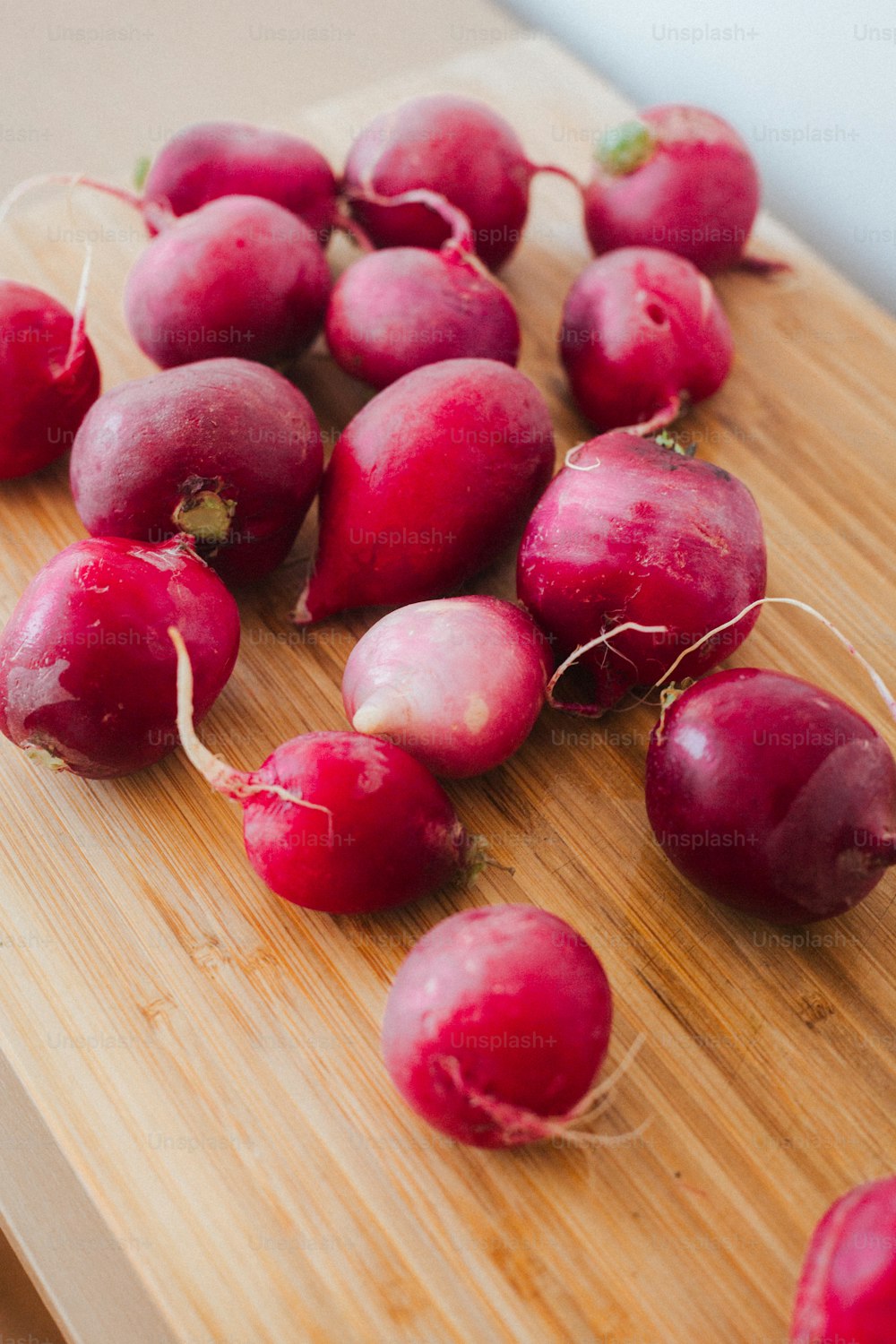 Un grupo de cerezas rojas