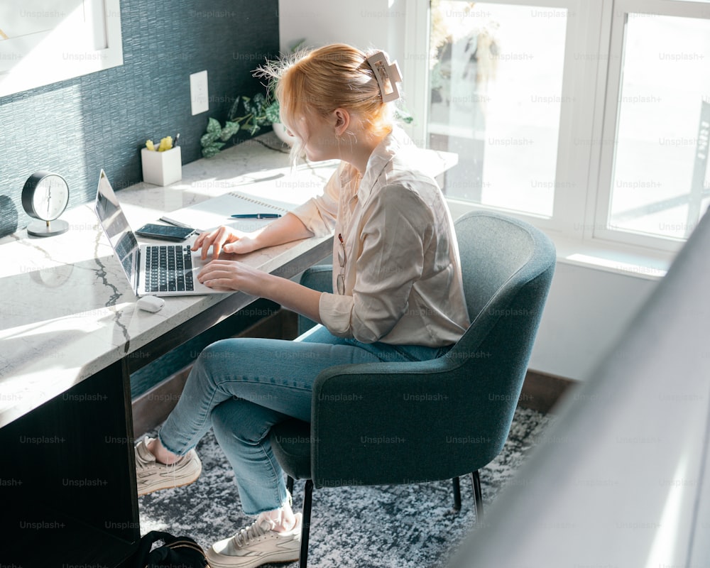 une femme assise à un bureau