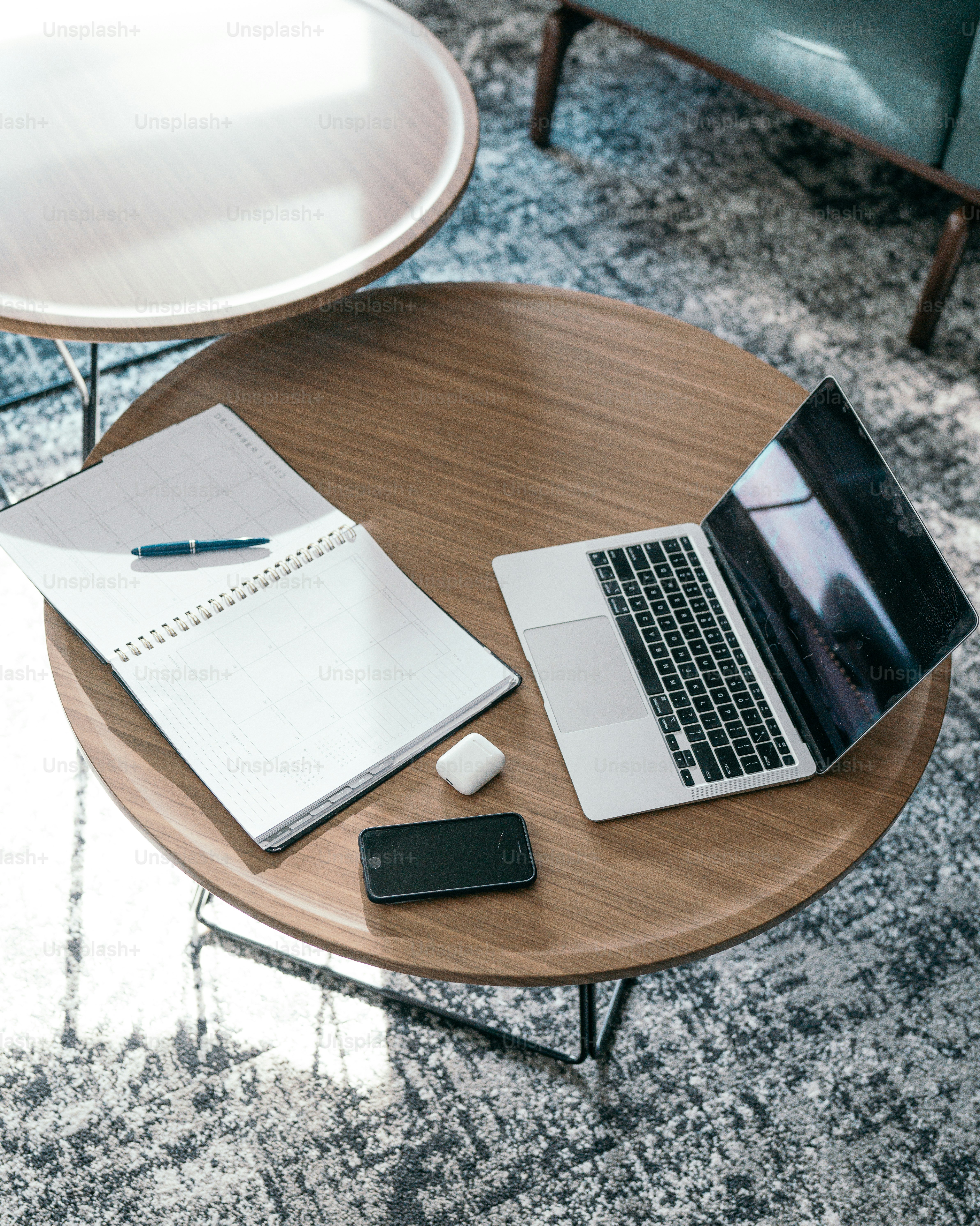 un ordinateur portable et un stylo sur une table