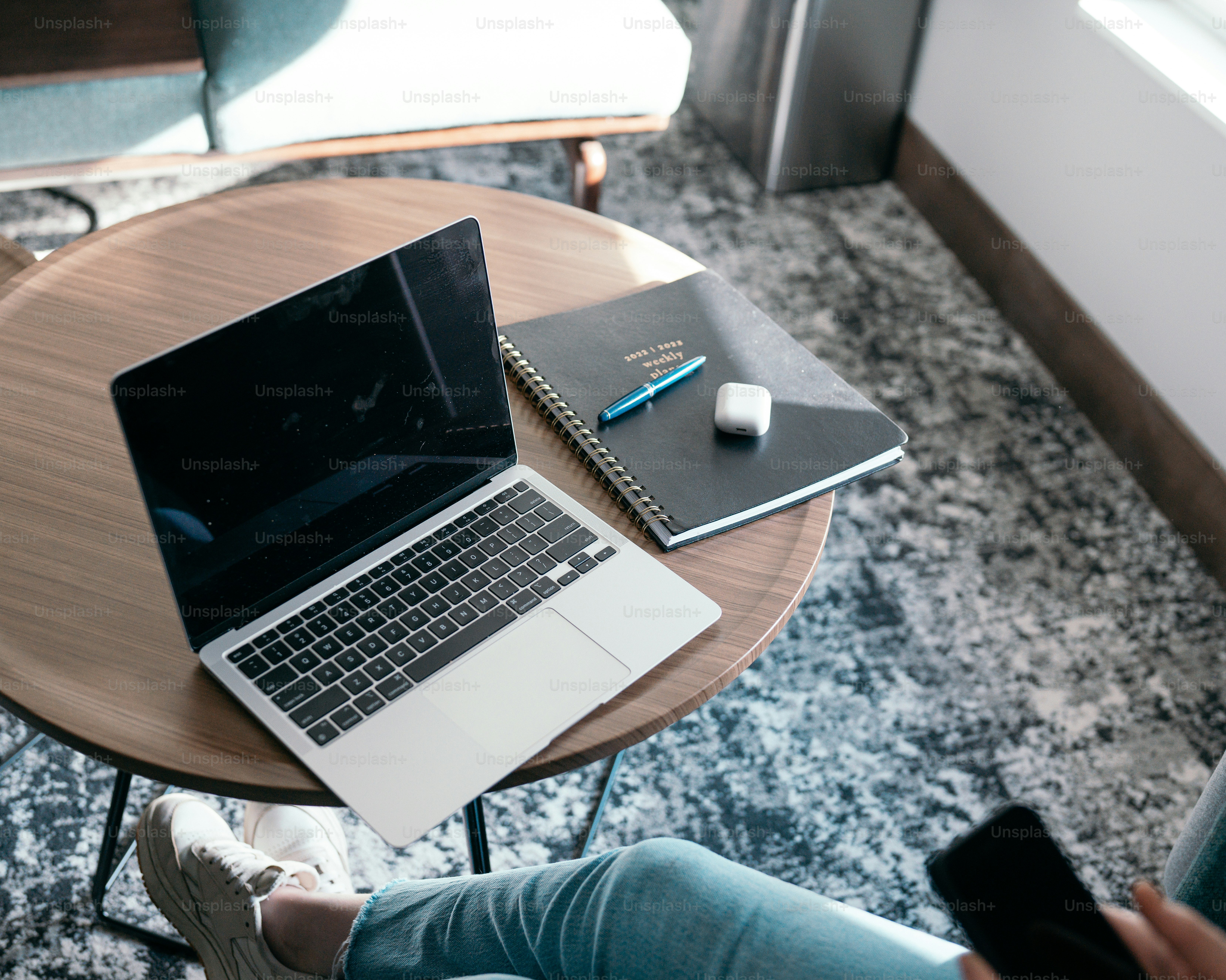 테이블 위의 노트북