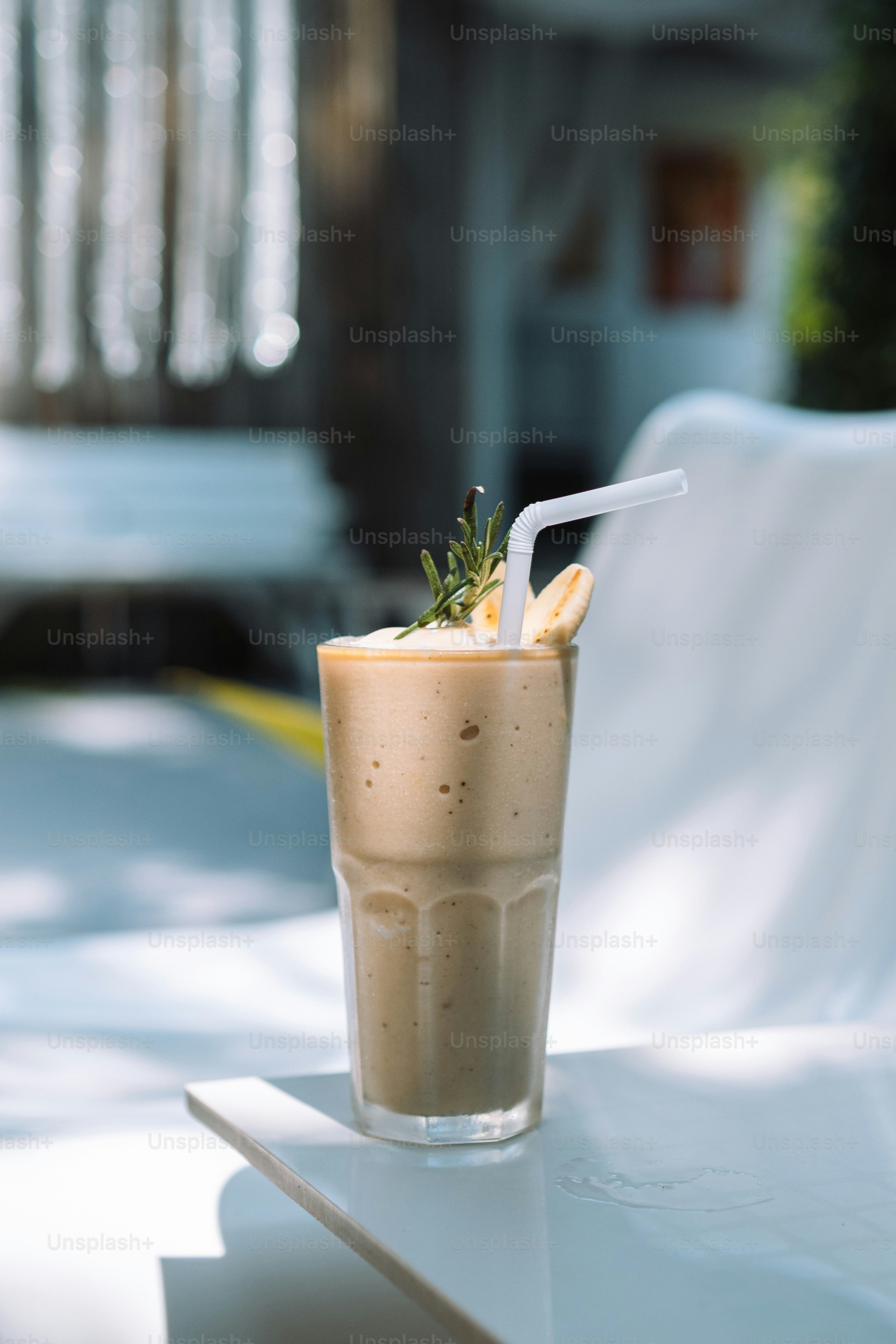 un bicchiere con un drink in esso