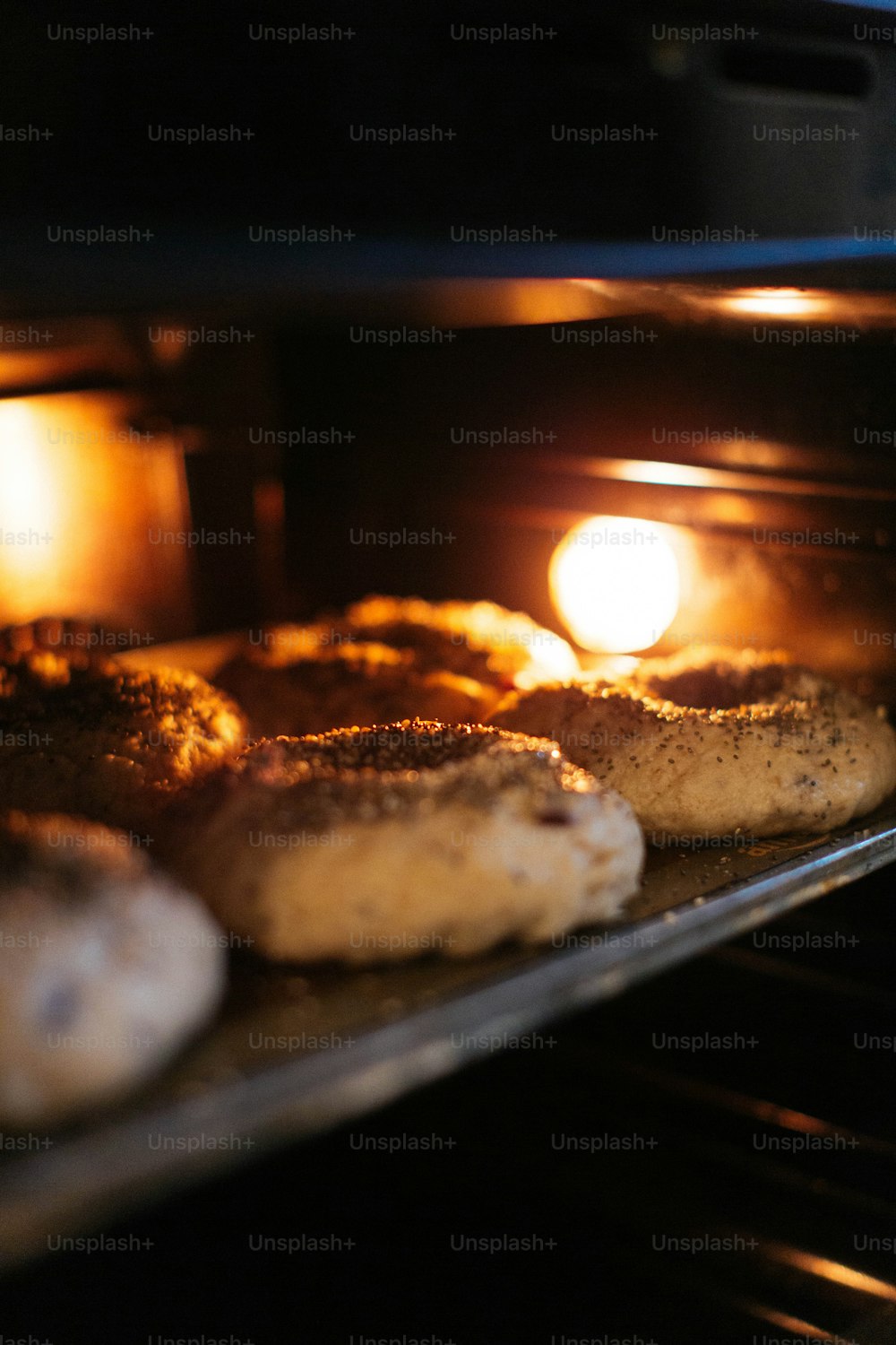 un gruppo di biscotti su una teglia da forno