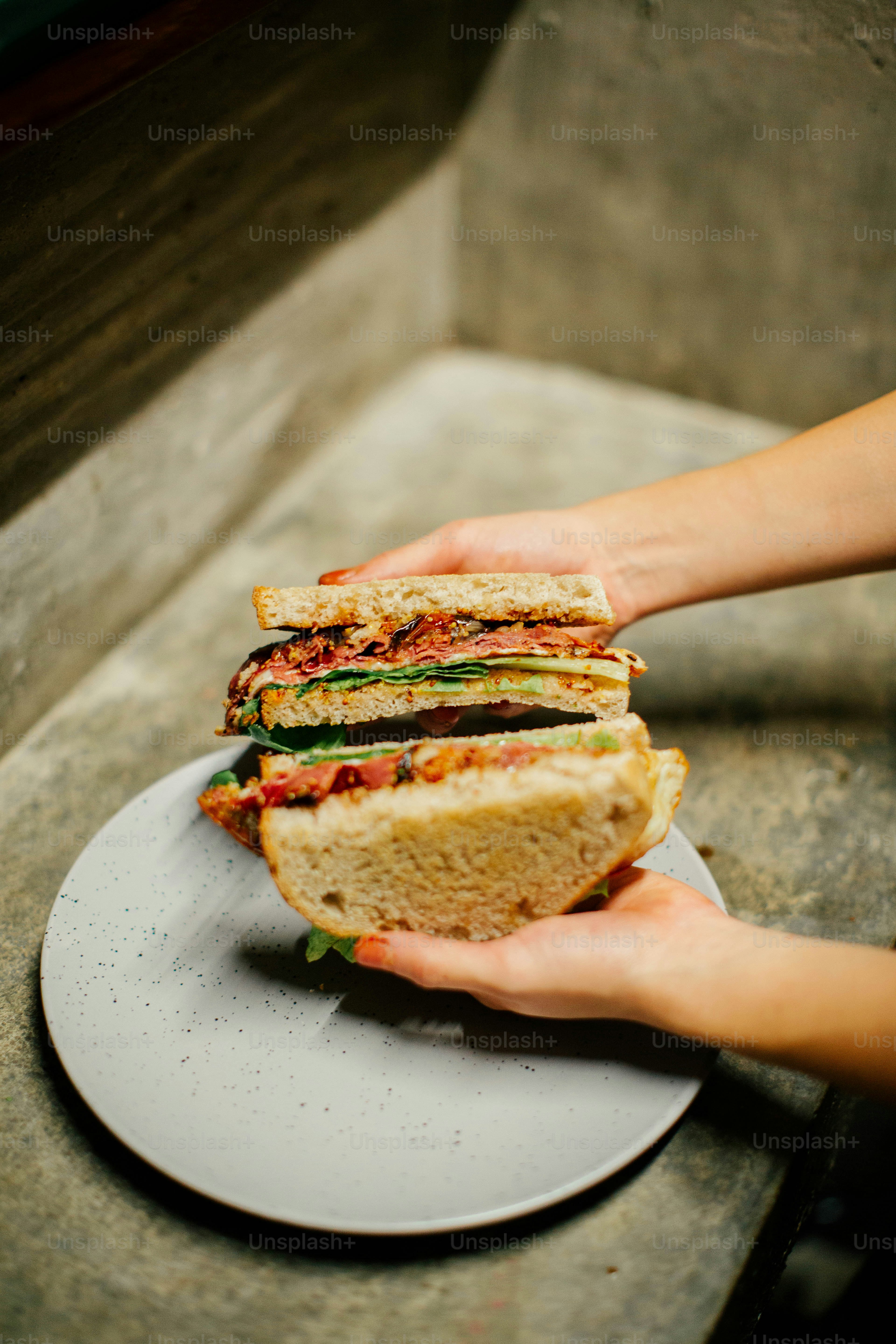 una persona sosteniendo un sándwich