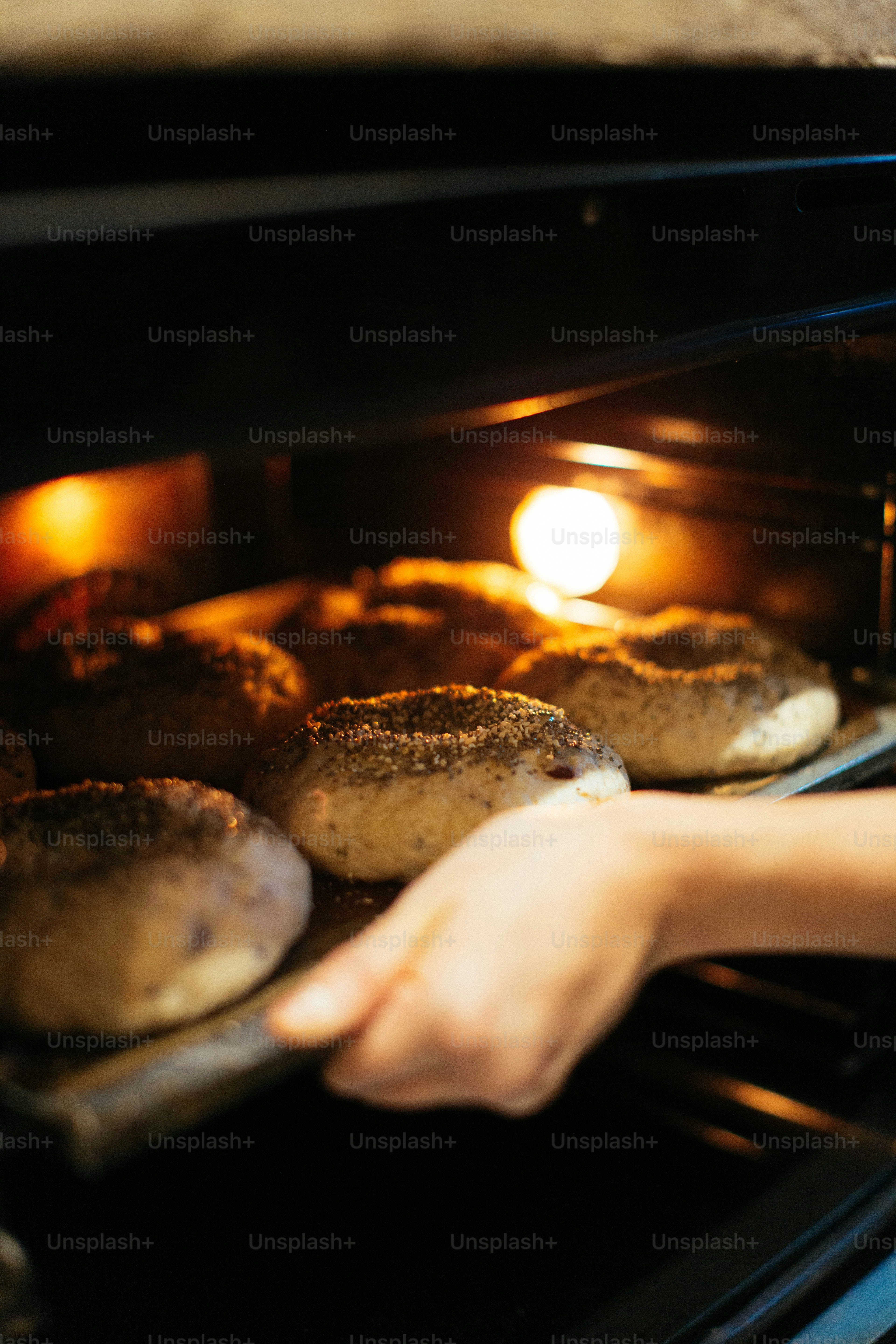 eine Person, die ein Stück Essen hält