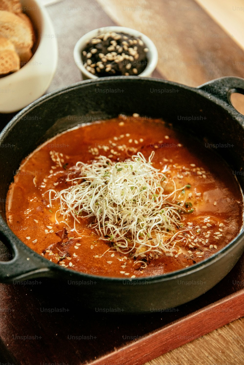 una ciotola di zuppa con una ciotola di riso e una ciotola di cibo