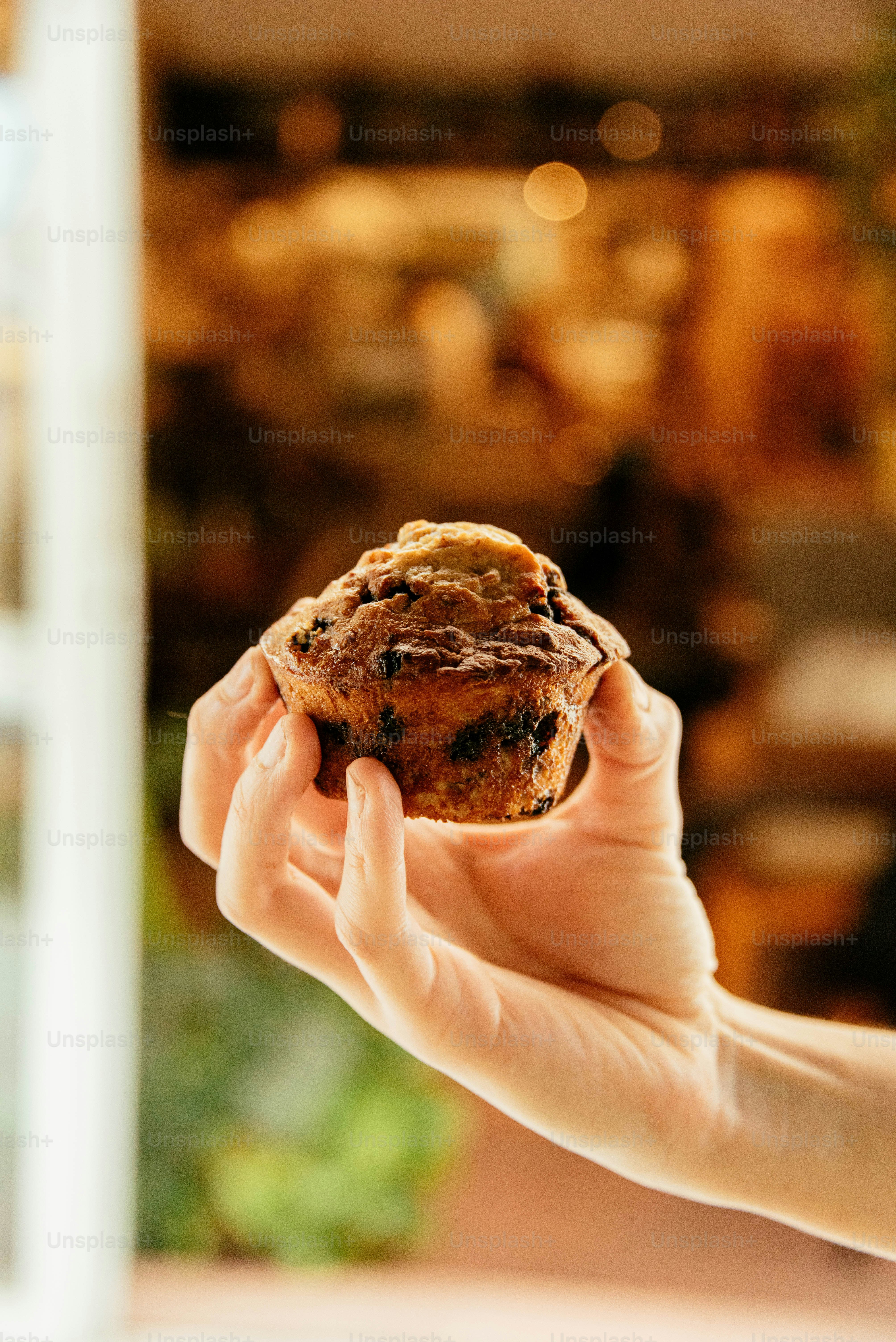 eine Person, die einen Donut hält