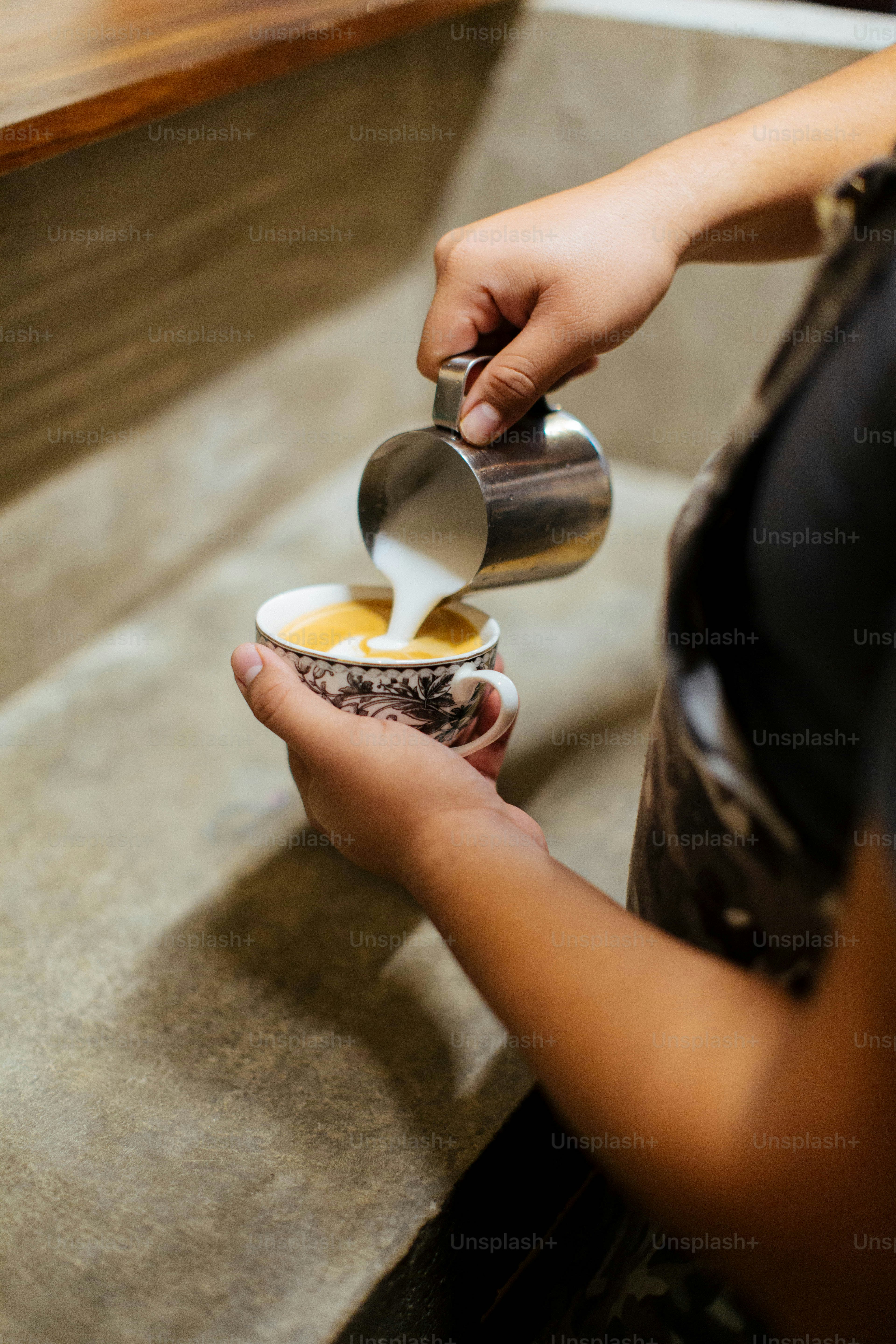 スプーンを持っている人