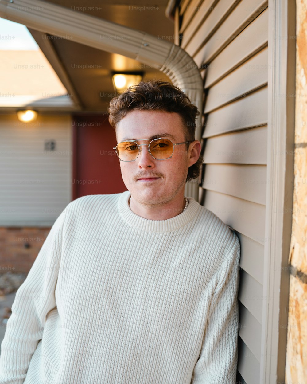 un homme portant des lunettes