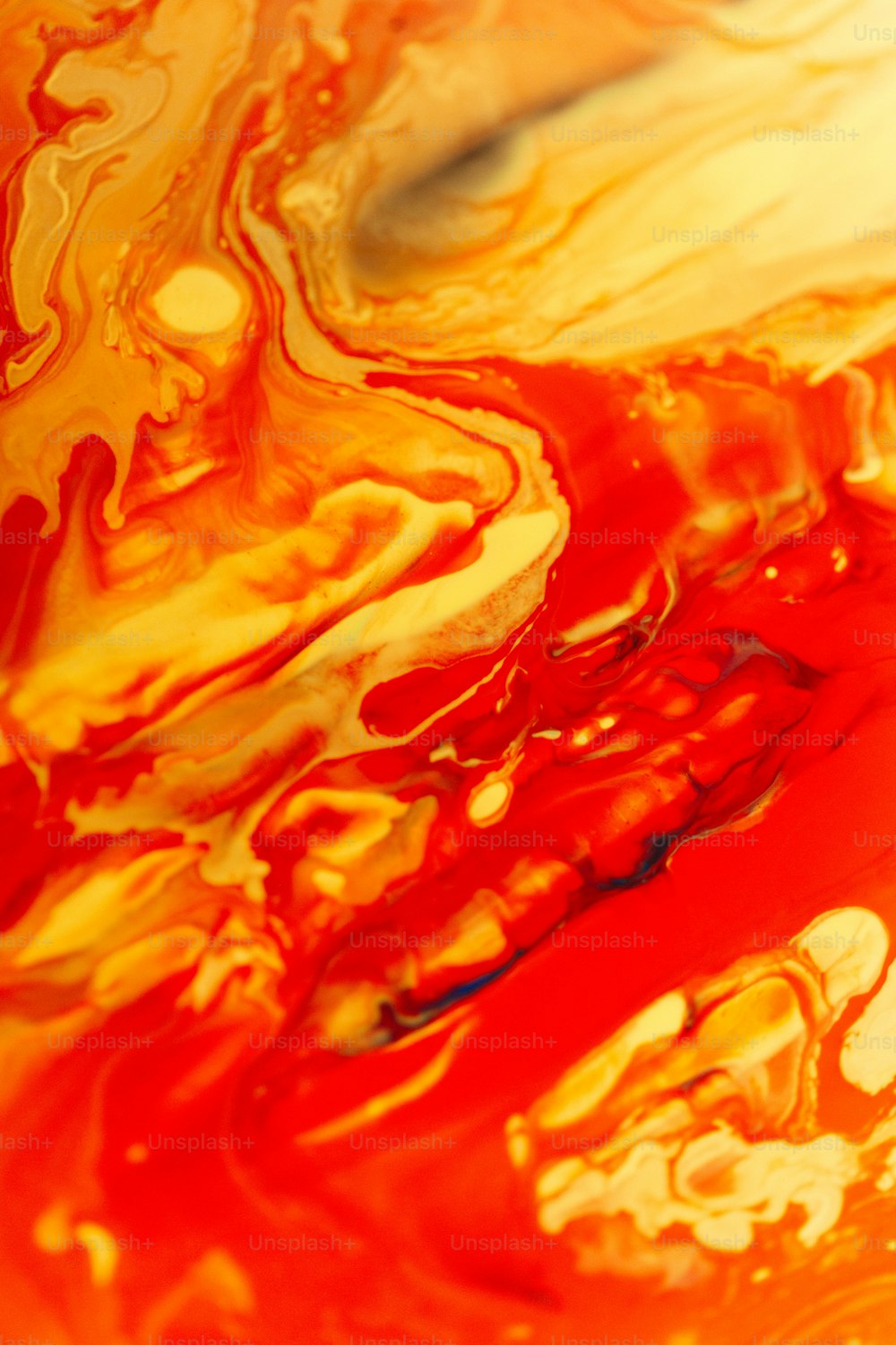 um close-up de um líquido vermelho