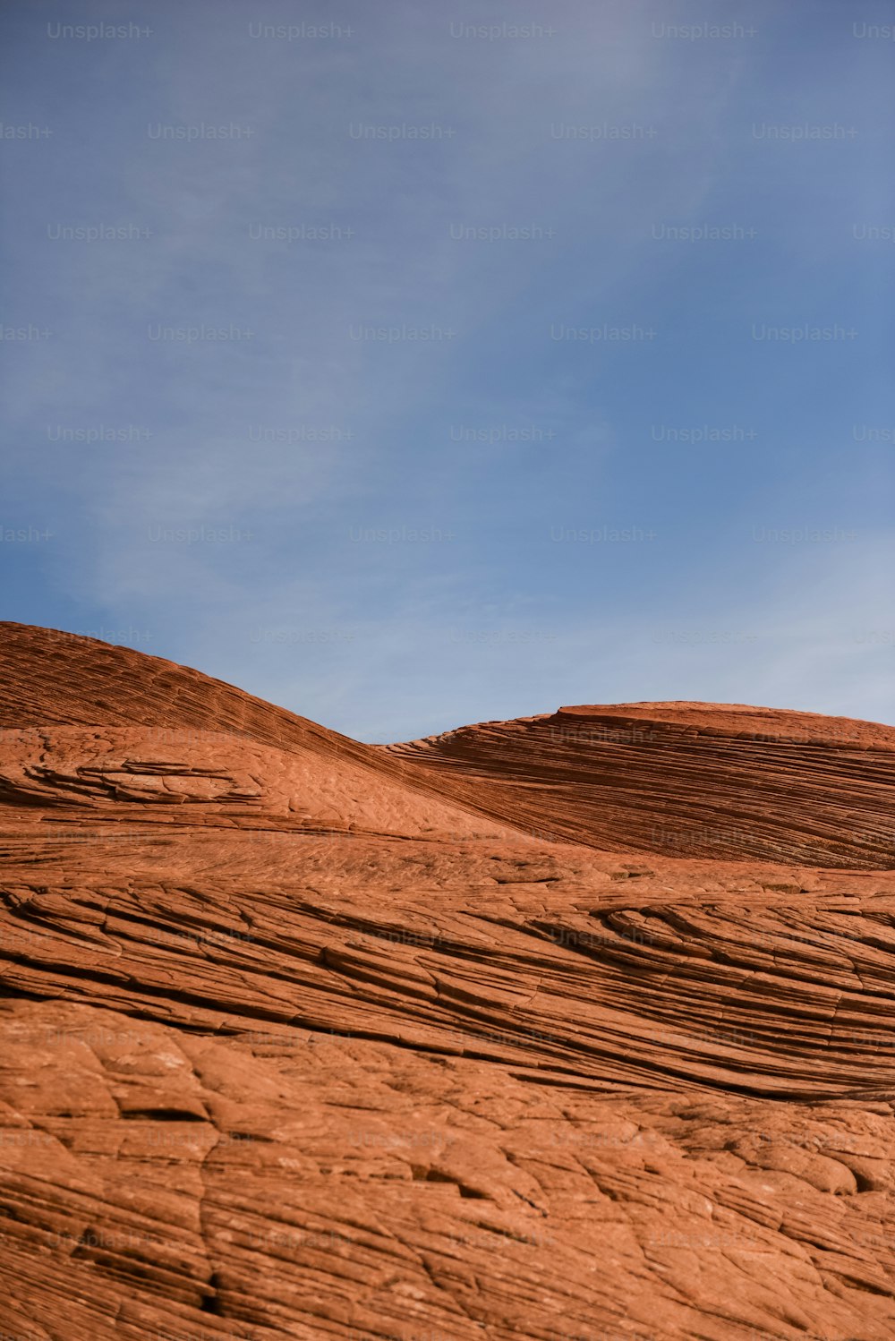 une grande dune de sable rouge