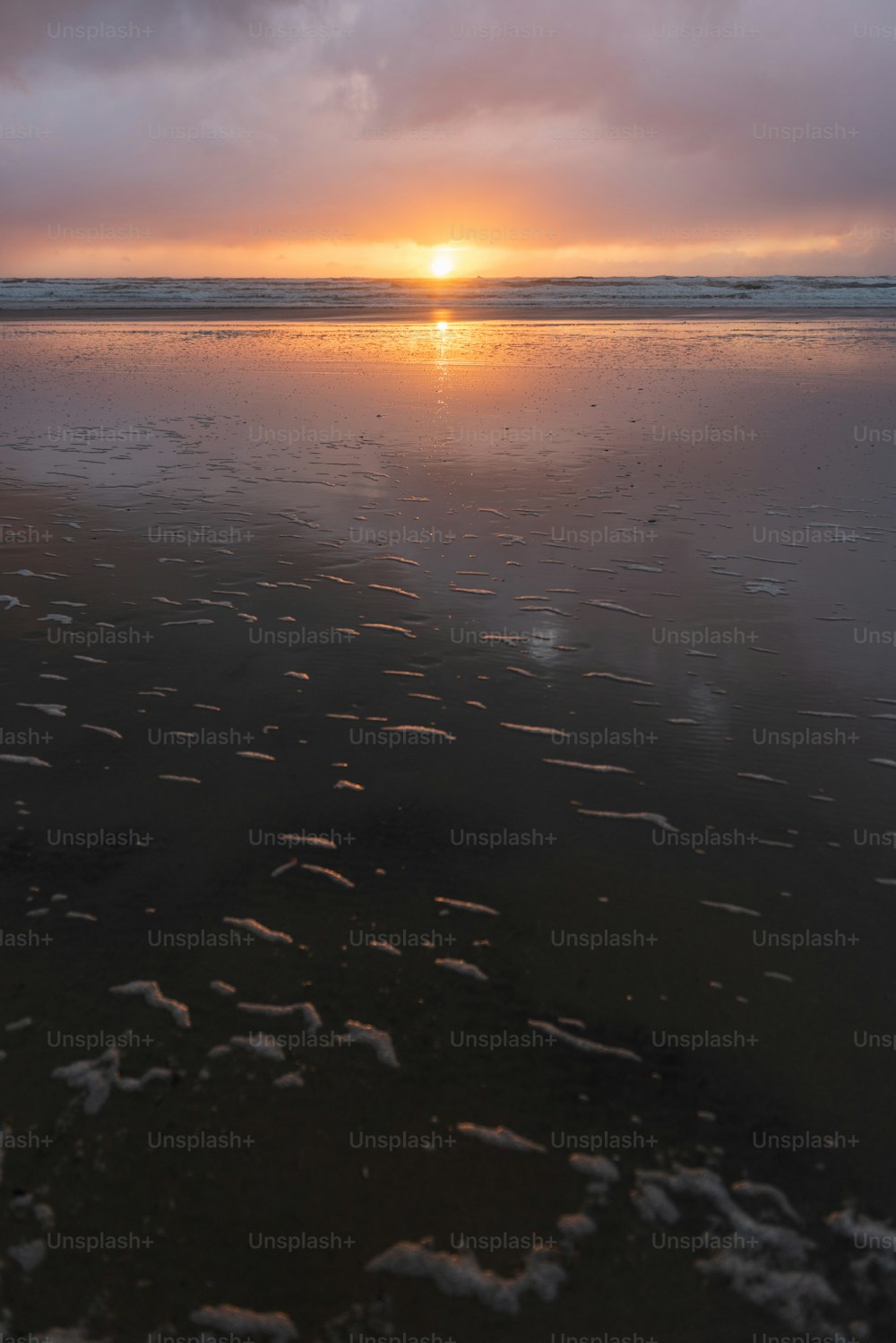 Ein Sonnenuntergang über einem Strand