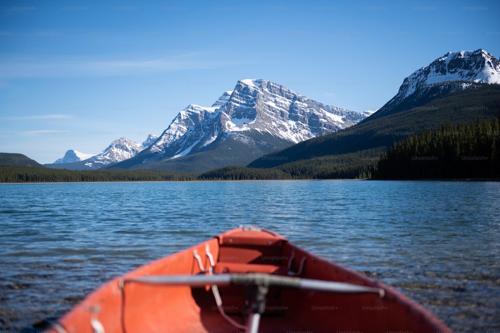 Ein Boot auf dem Wasser mit Bergen im Hintergrund