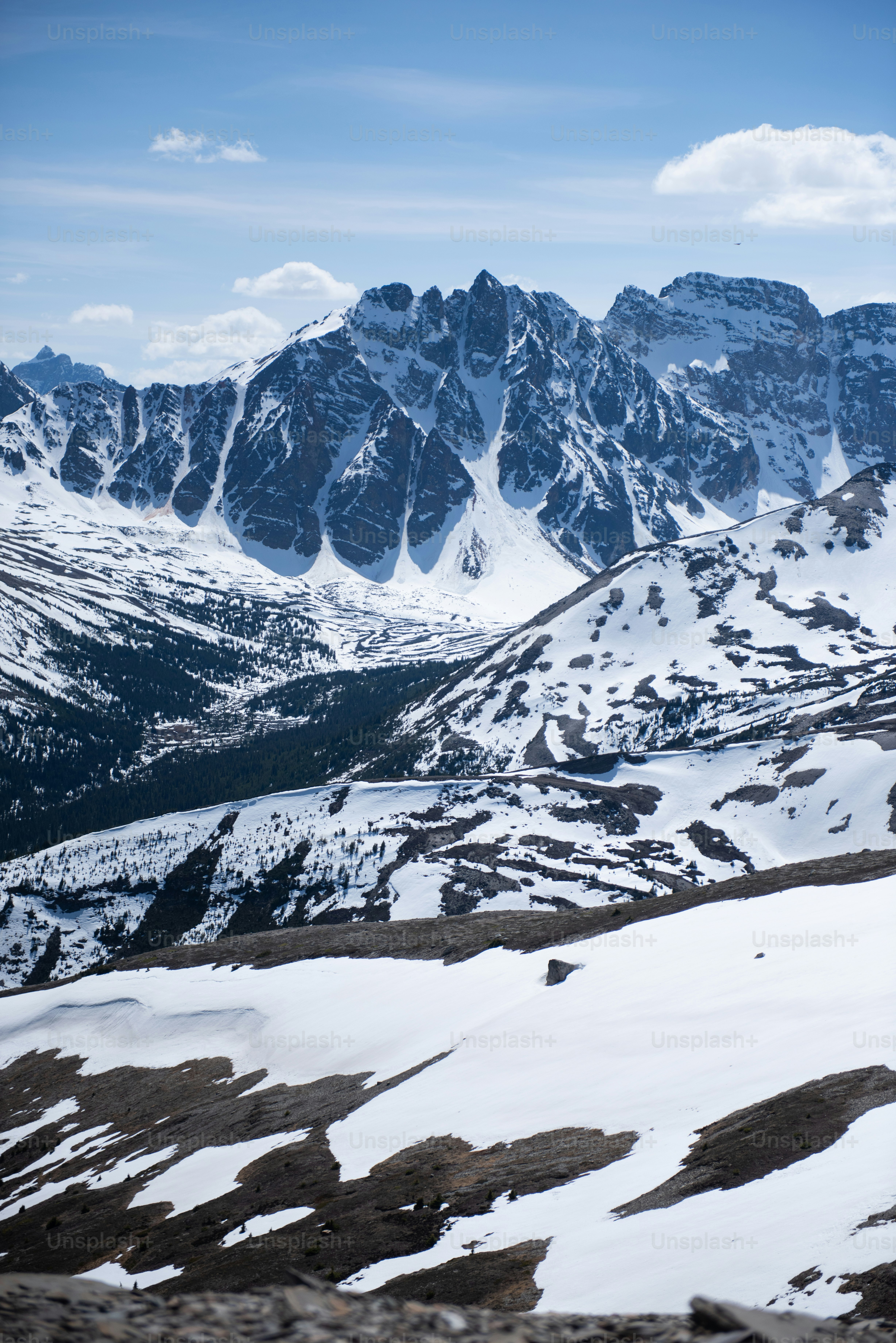 a snowy mountain range