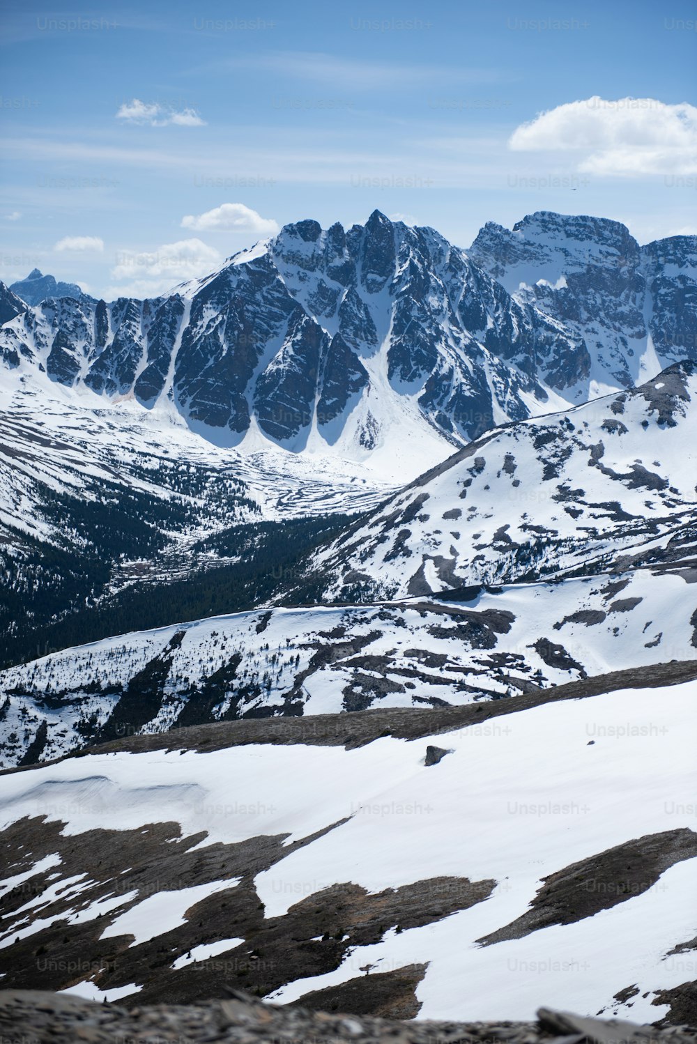 Una catena montuosa innevata