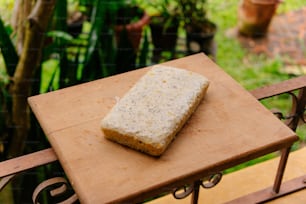 um pão em uma mesa de madeira