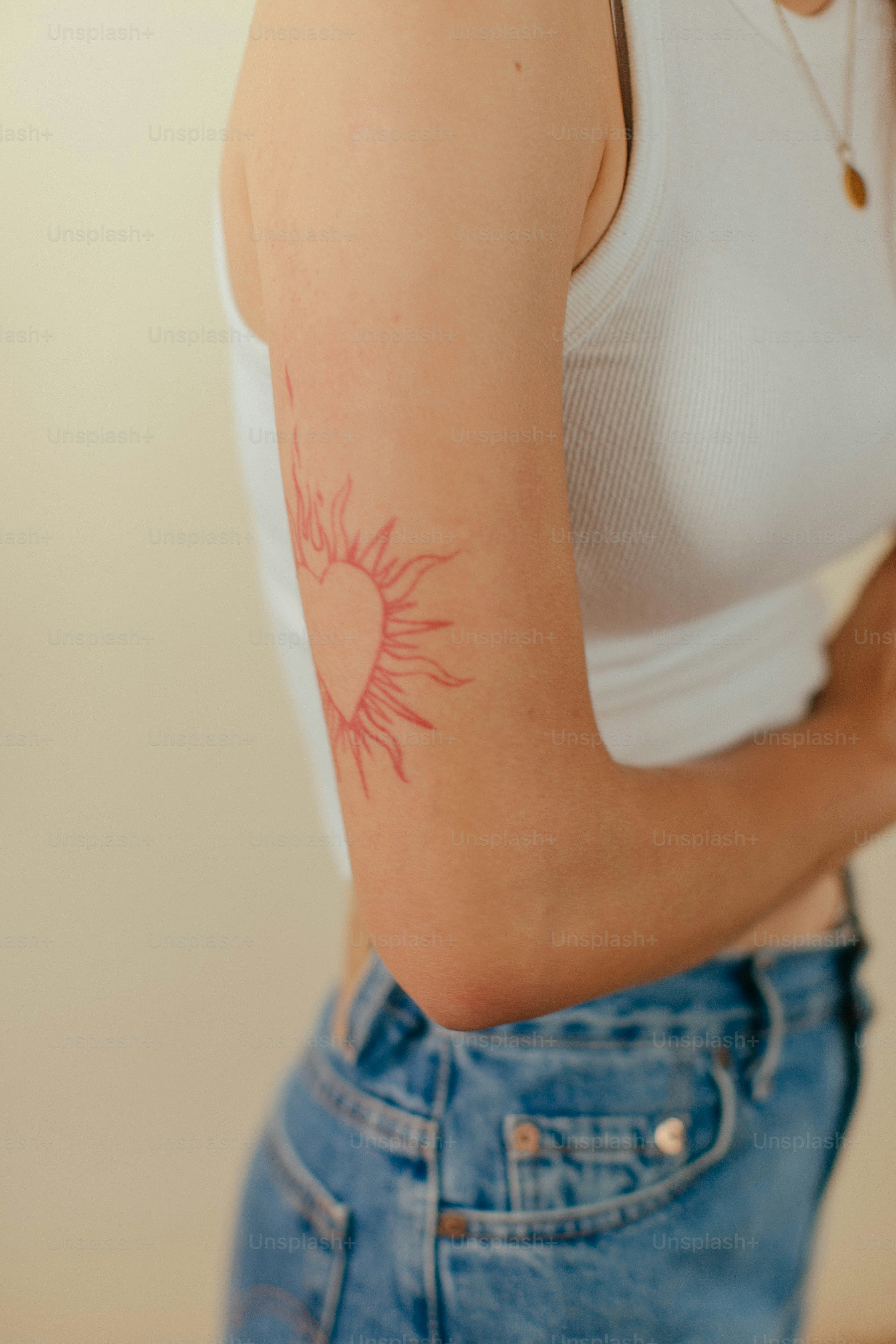 una persona con un tatuaggio sul braccio