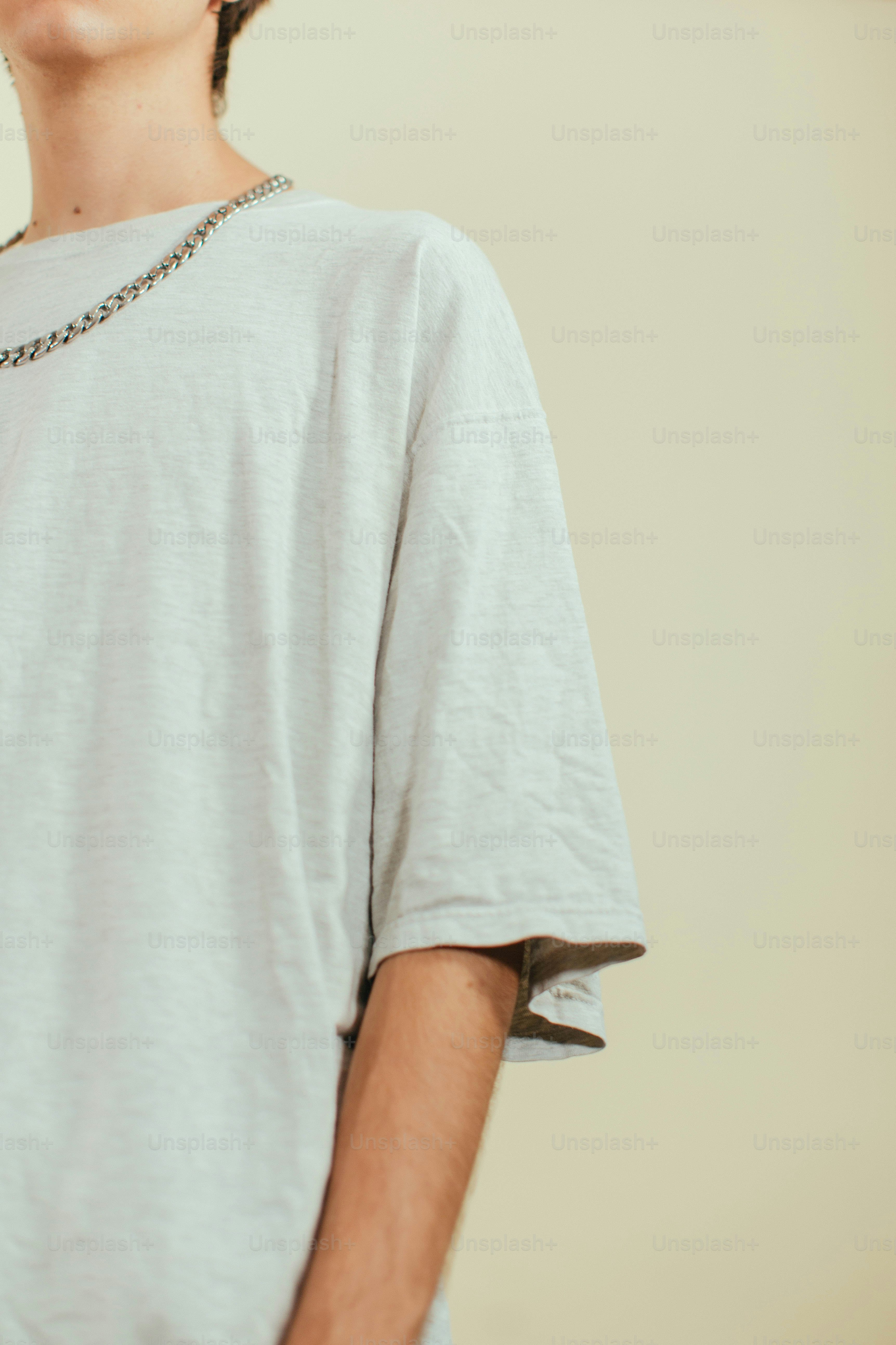 Un uomo che indossa una camicia bianca
