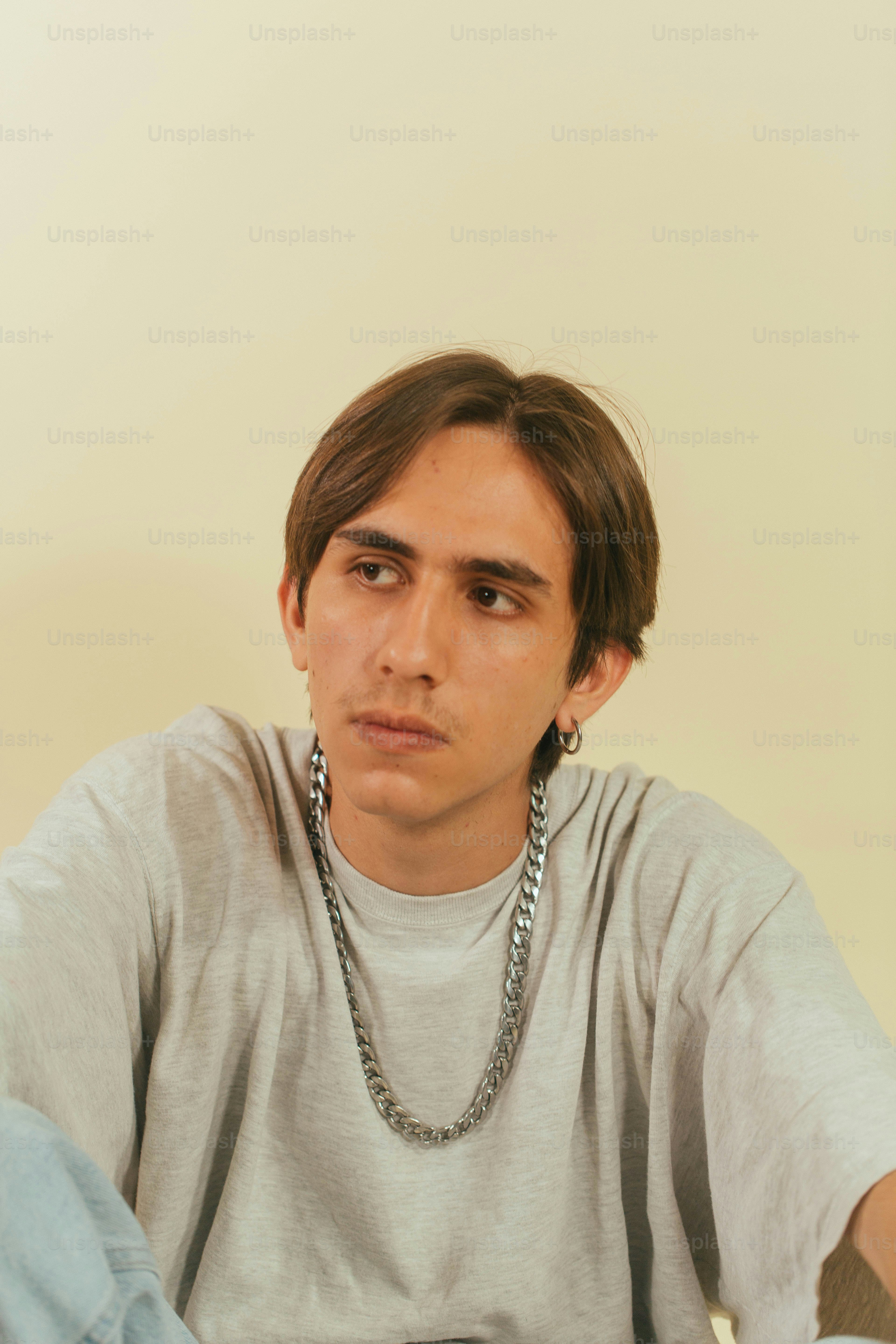 eine Person mit einer Halskette