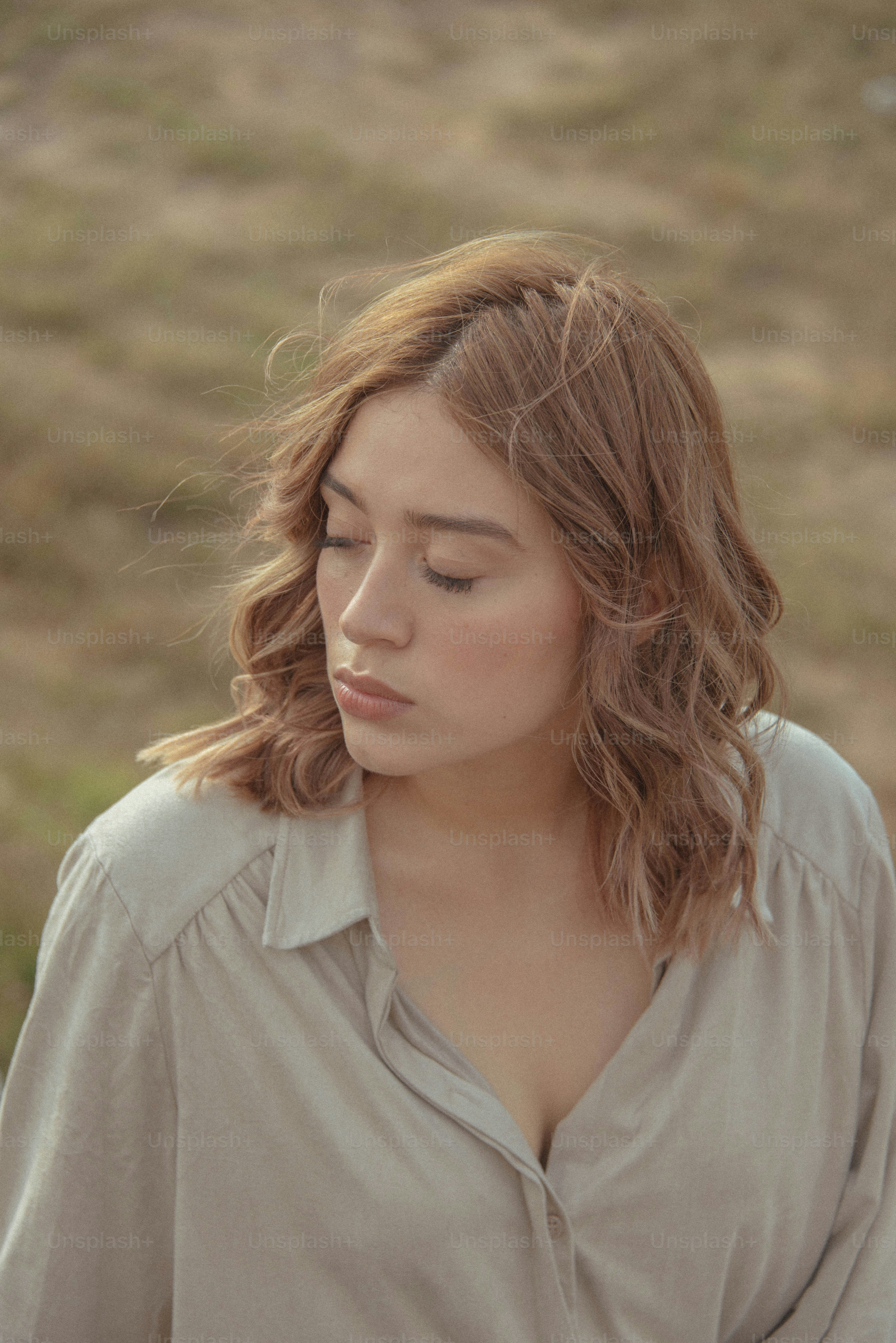 Eine Frau mit geschlossenen Augen