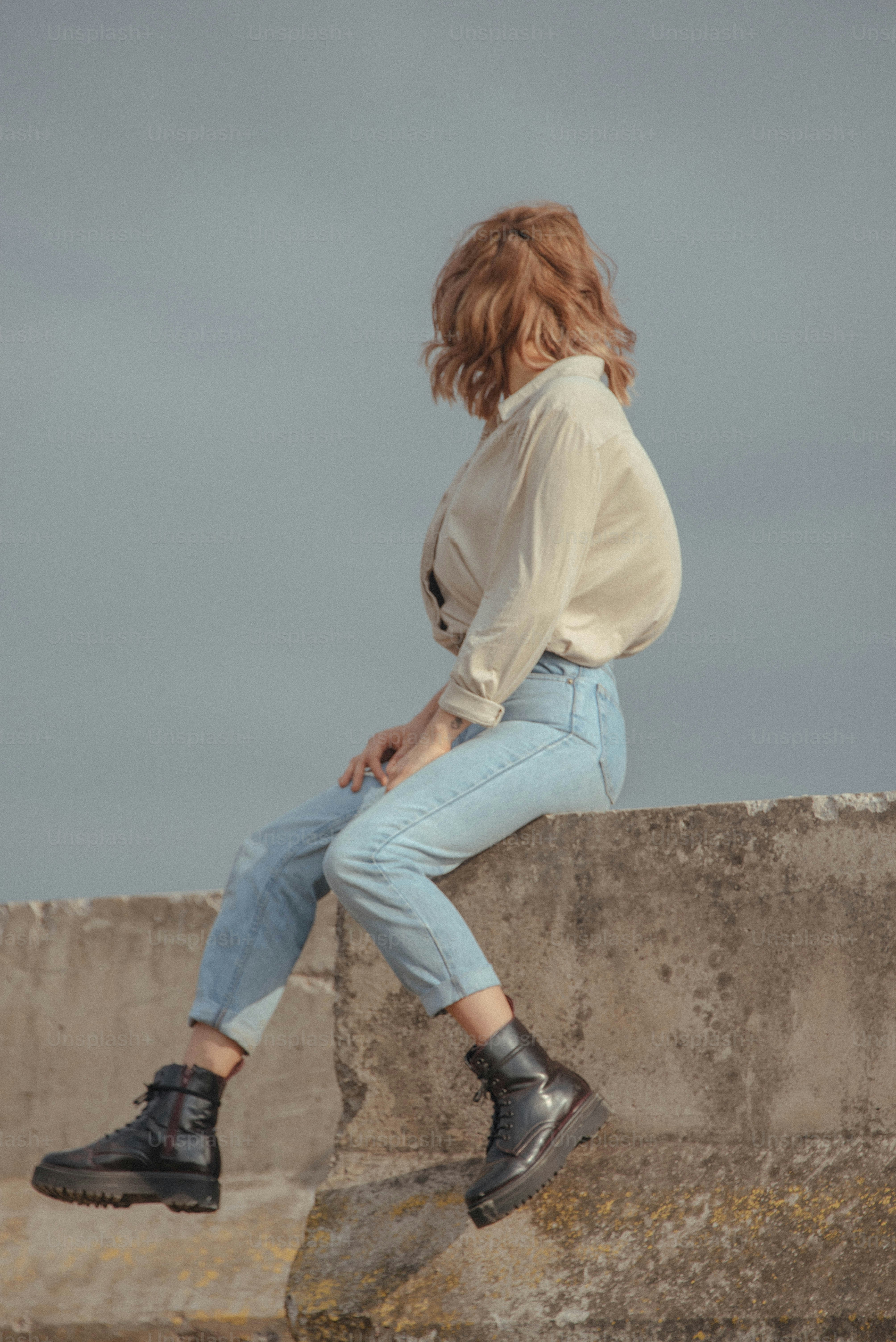 Ein Mann sitzt an einer Wand