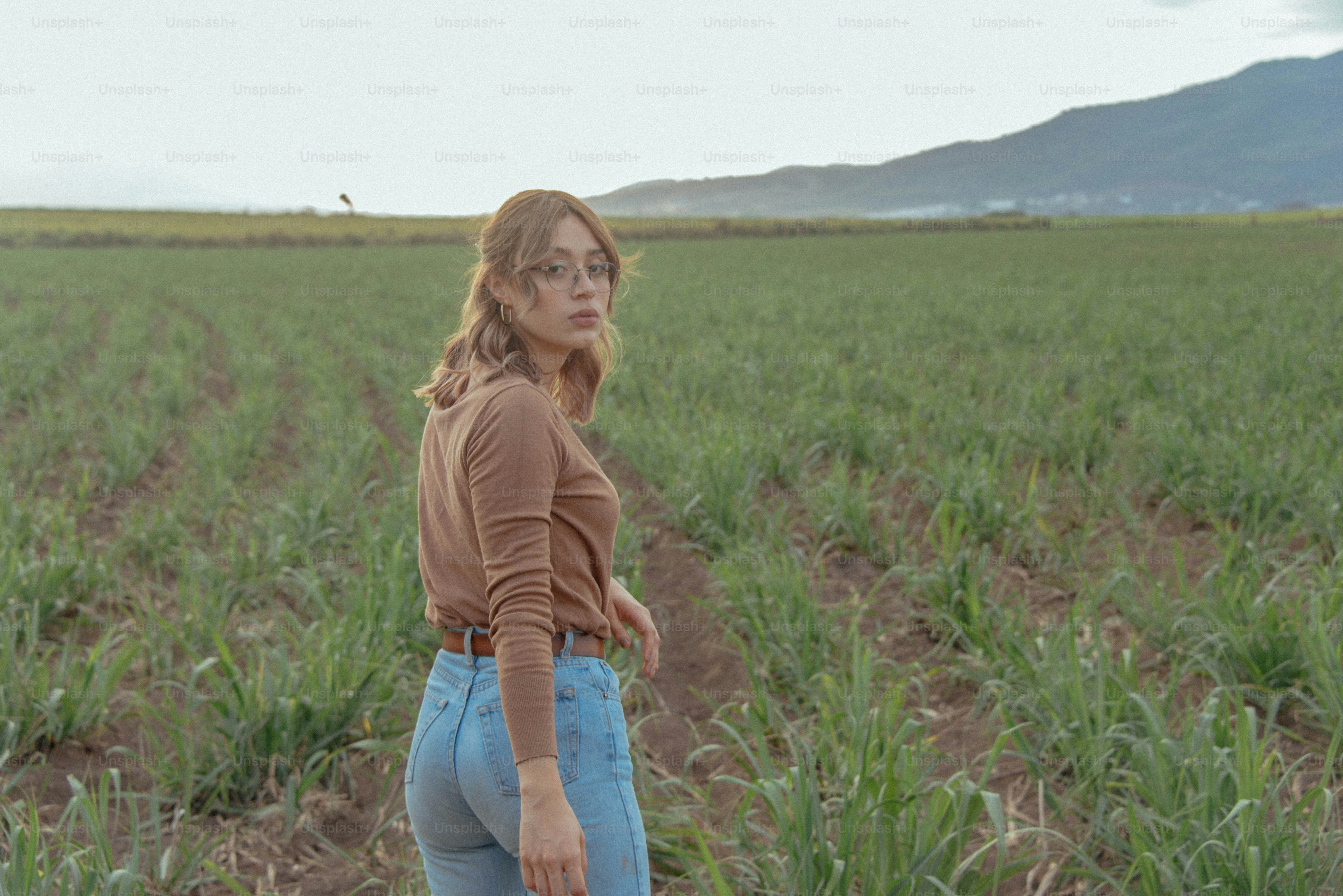 eine Person, die auf einem Feld steht