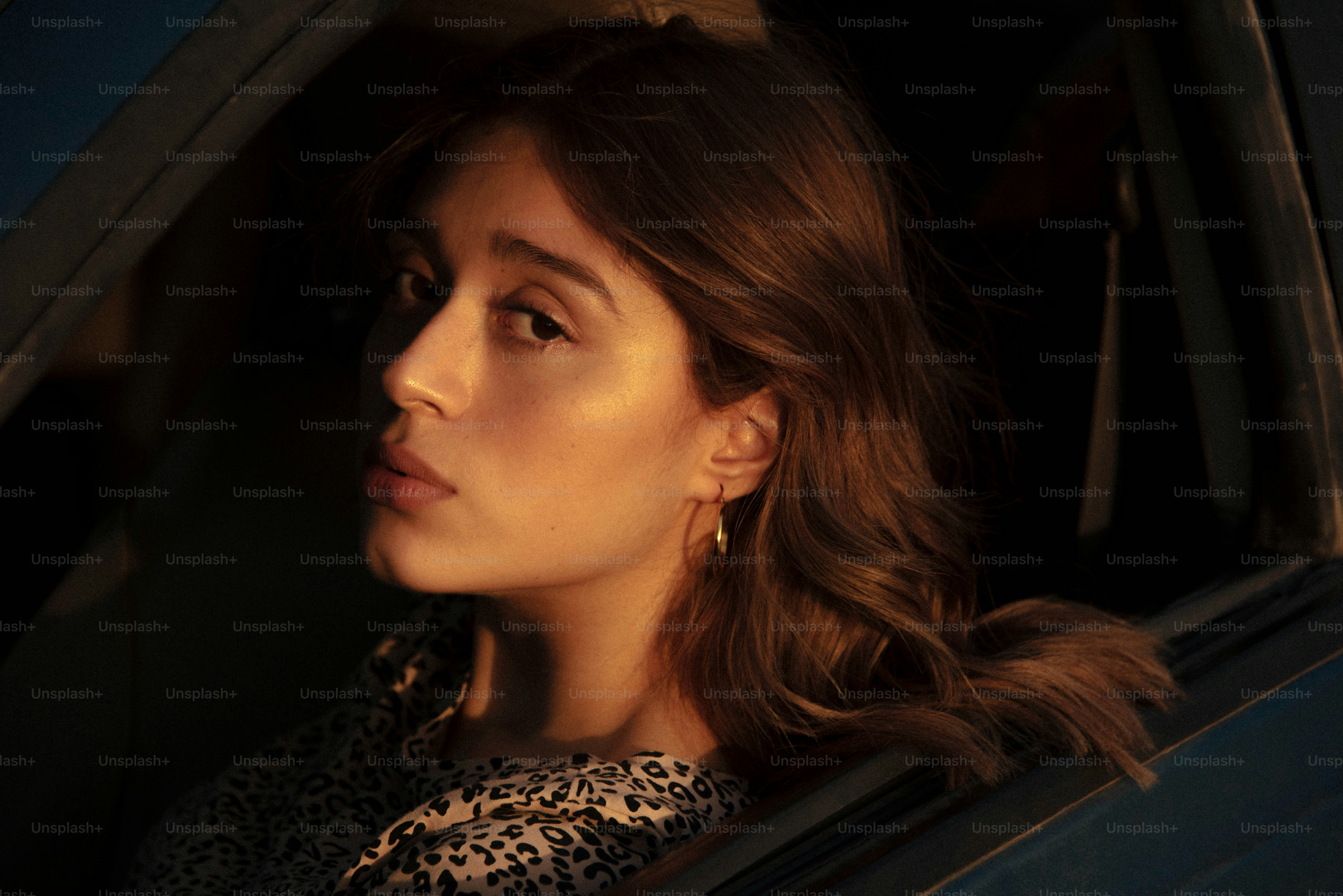 Eine Frau sitzt in einem Auto