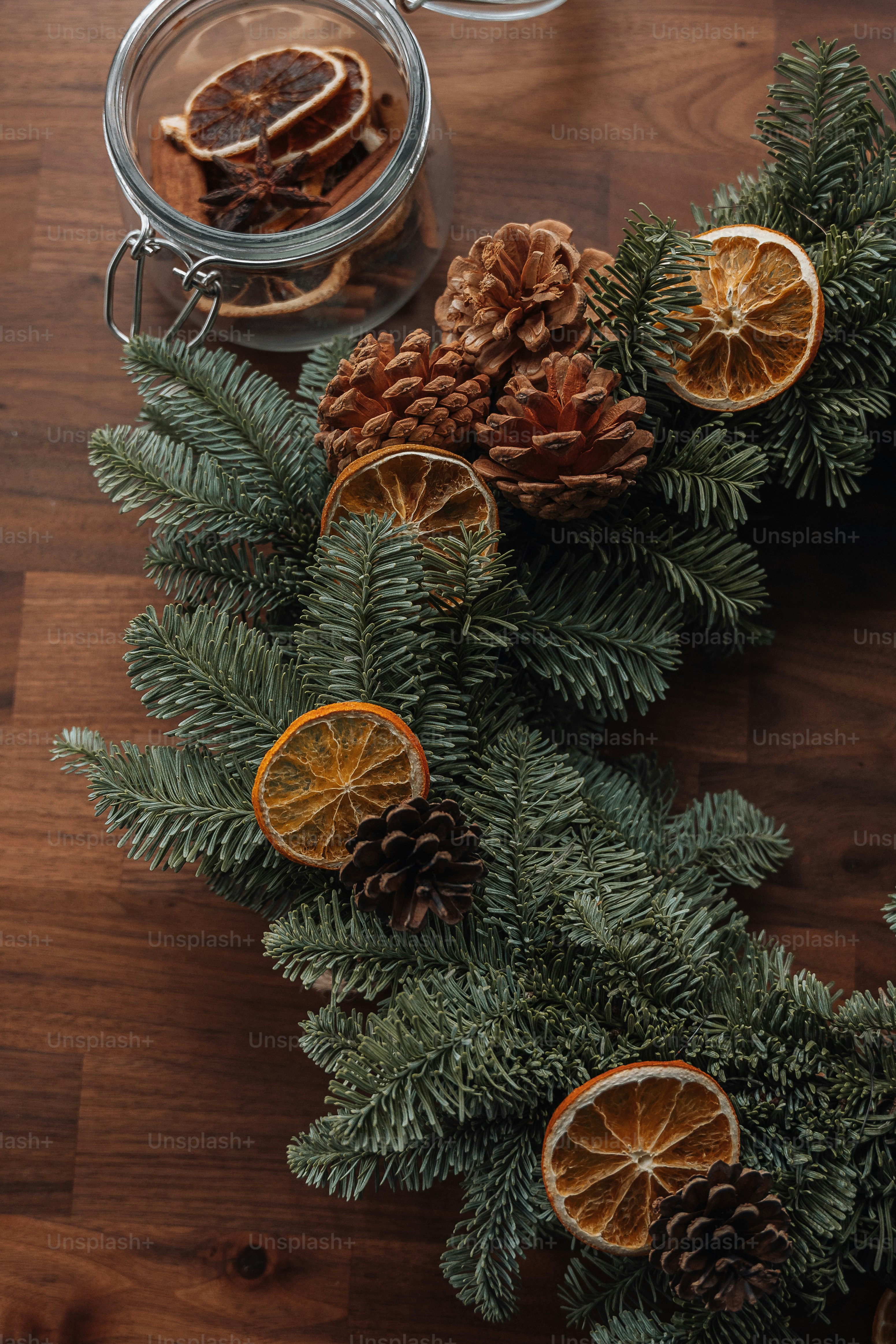 una piña con naranjas y un vaso de jugo