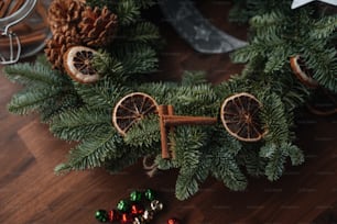 uma árvore de Natal com uma cadeira de madeira