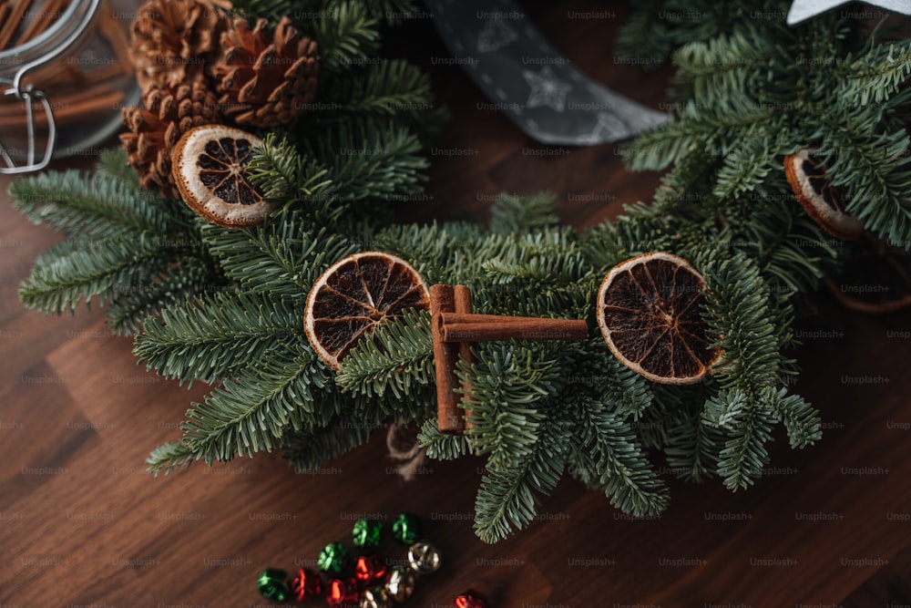 Un árbol de Navidad con una silla de madera