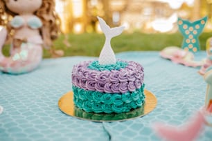 ein lila Kuchen mit weißer Schleife
