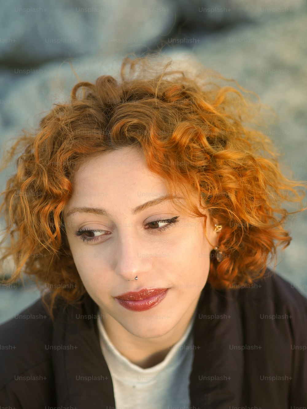 Una persona con i capelli rossi