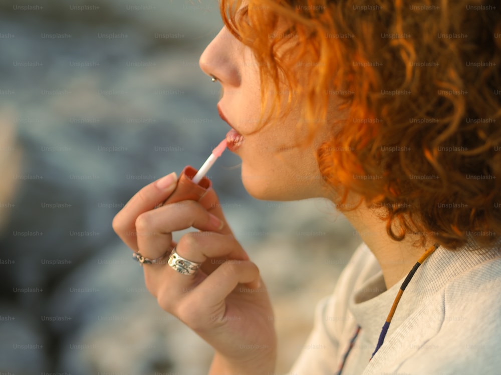 タバコに火をつけている女性
