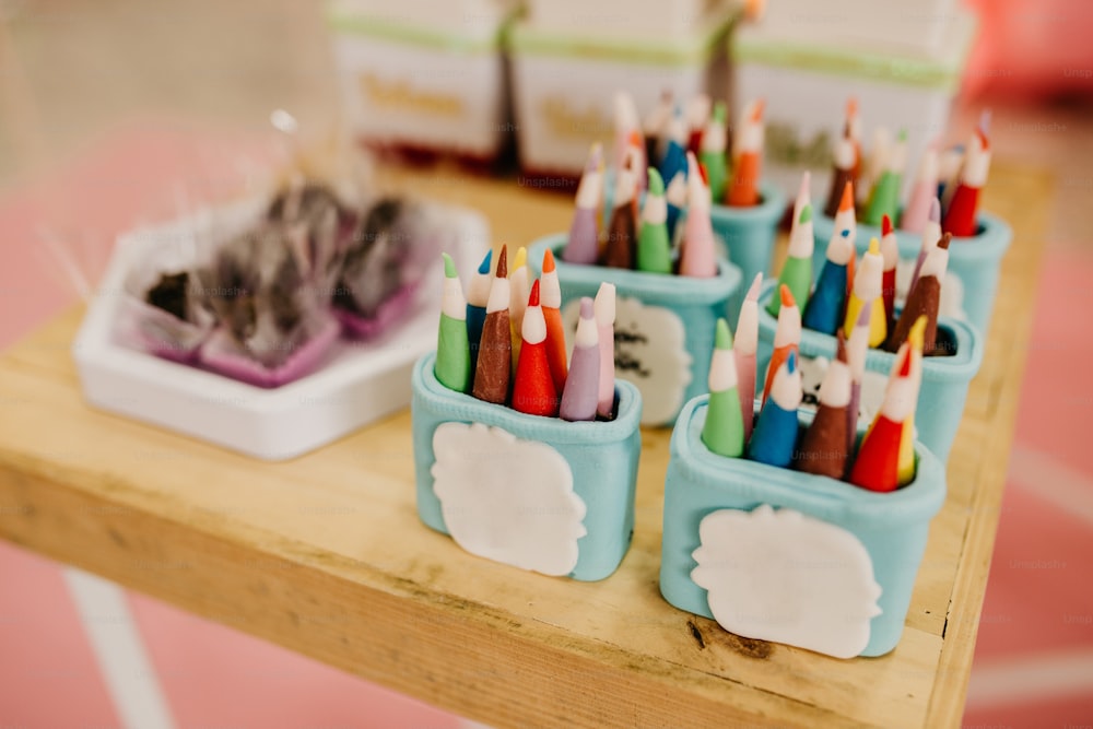 Un grupo de lápices de colores en un recipiente