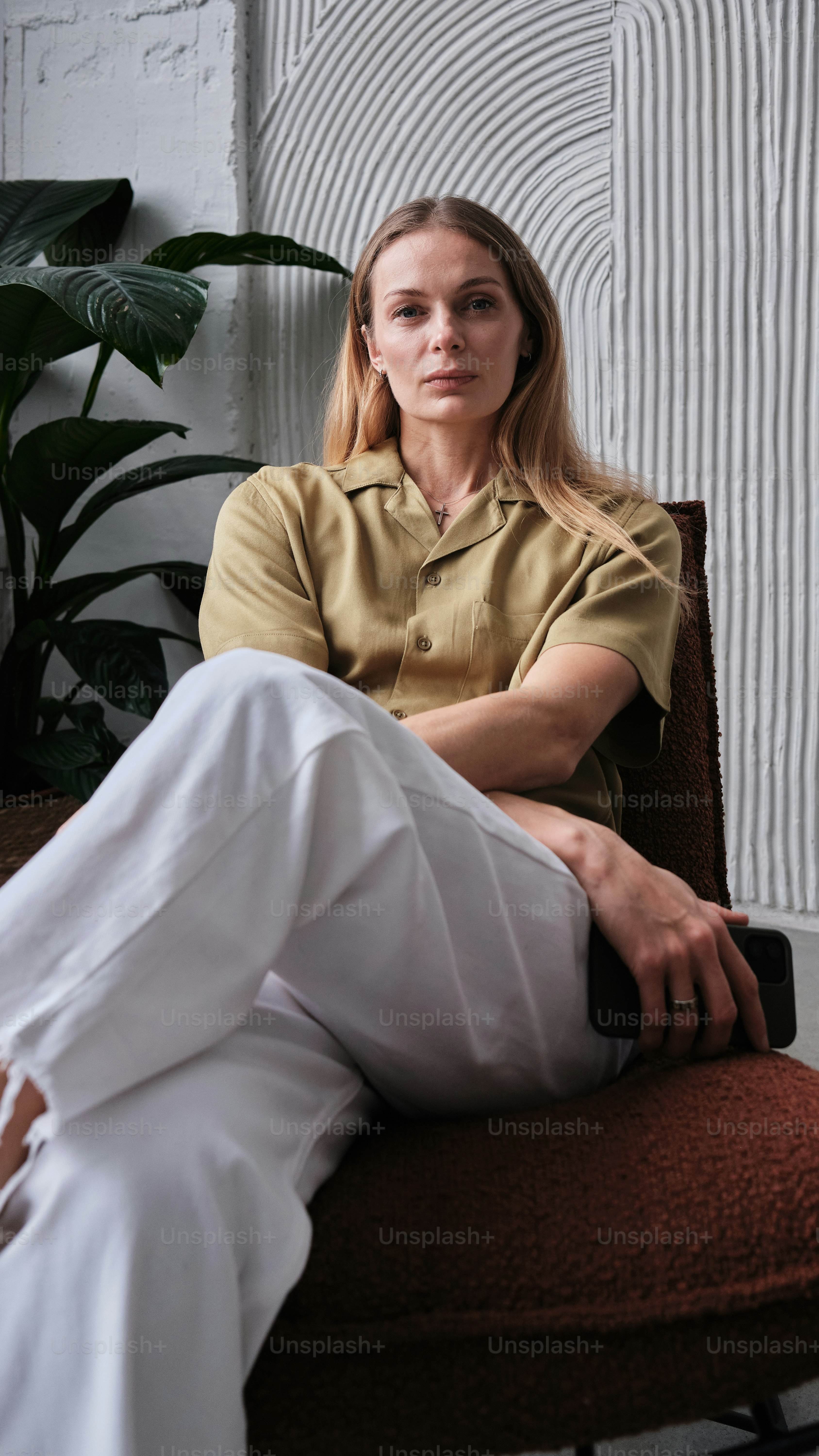 une femme assise sur une chaise