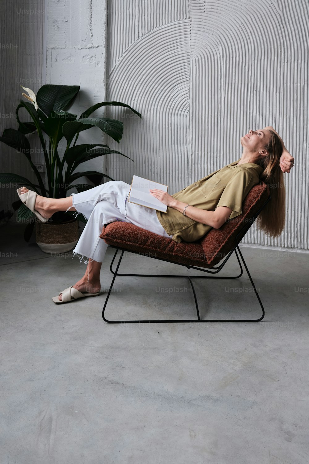 Une femme assise à une table en train de fabriquer un morceau de papier  photo – Vêtements Photo sur Unsplash