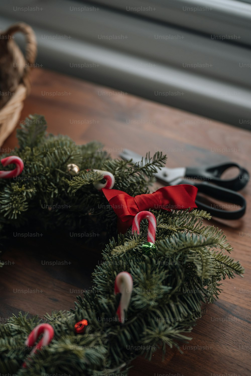赤い弓とはさみを持つ小さなクリスマスツリー