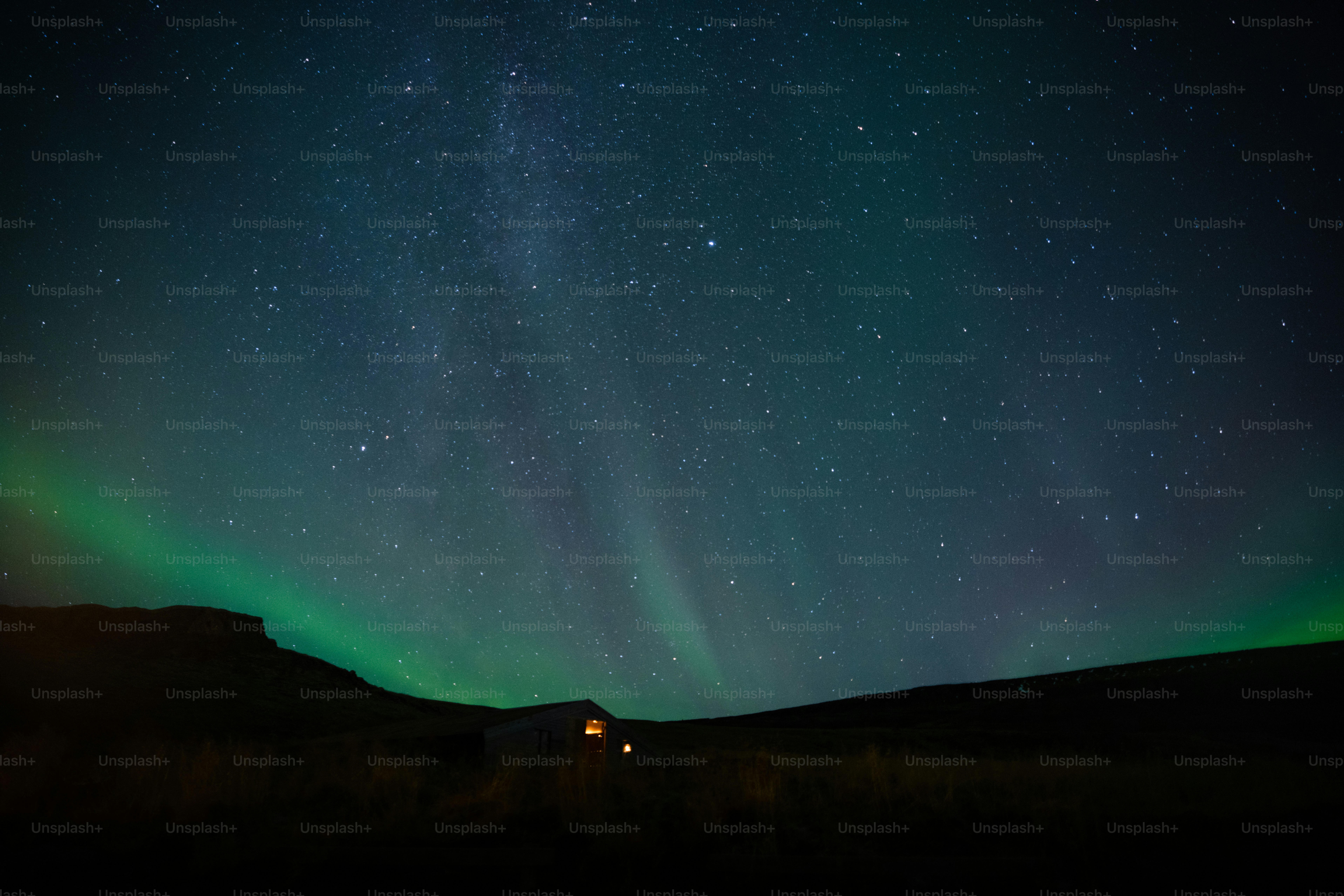 Un cielo nocturno con estrellas