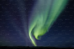Eine grüne Aurora Borealis am Himmel