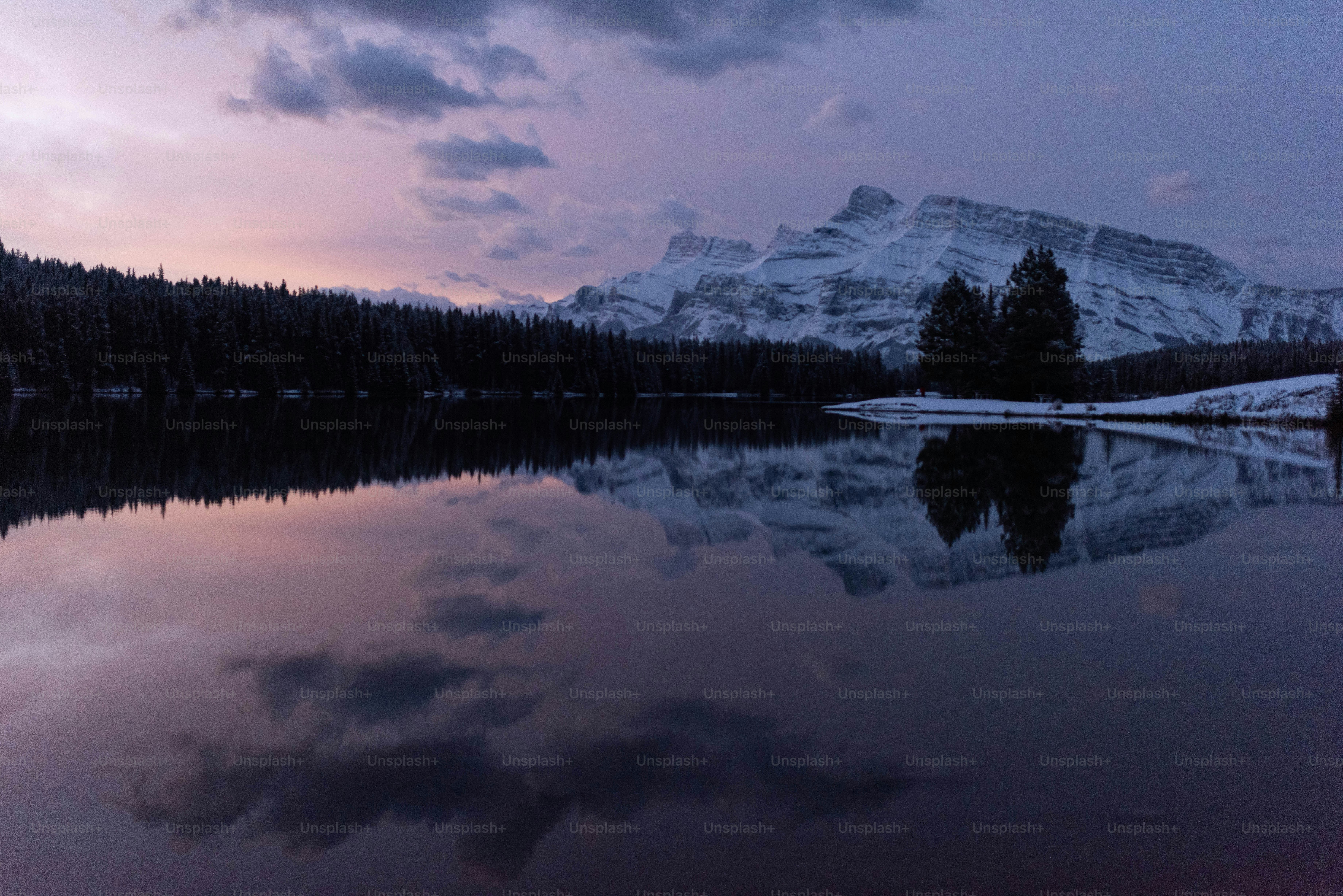 Un lac avec une montagne enneigée en arrière-plan