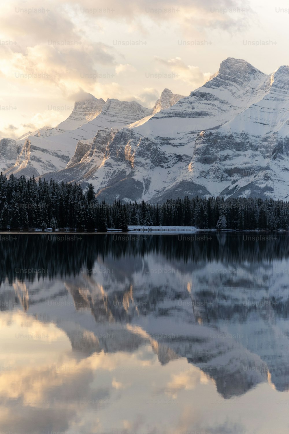 Un lago con una montagna sullo sfondo