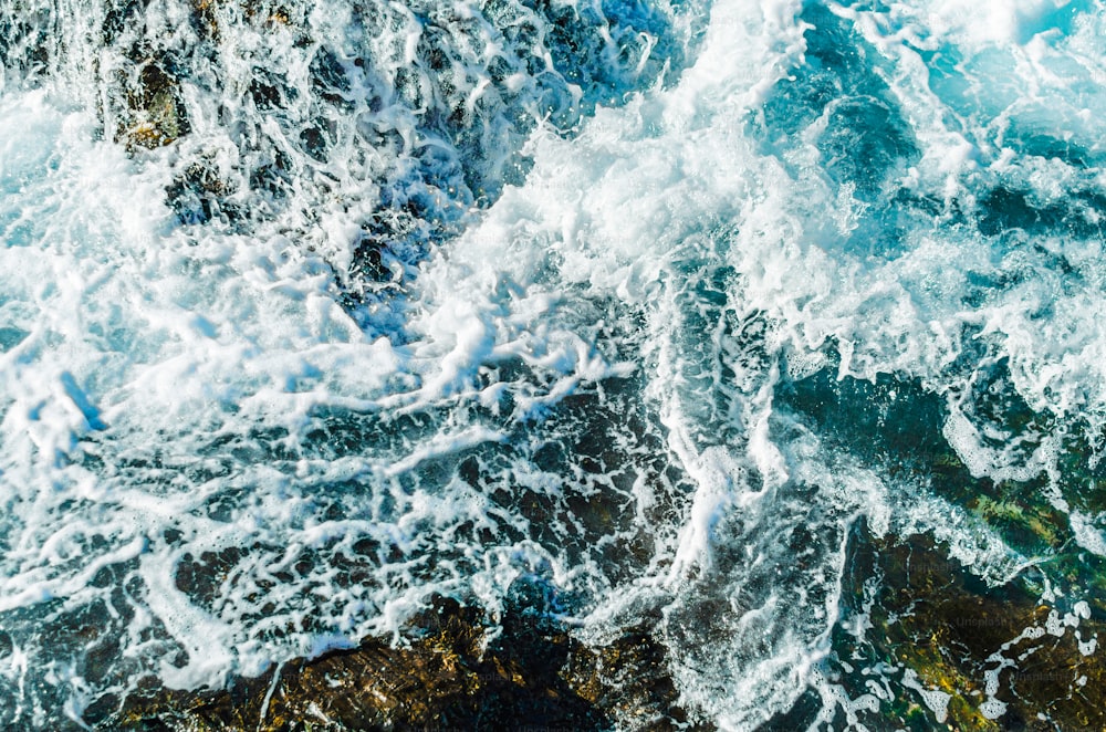 Une vague s’écrasant sur un rivage rocheux