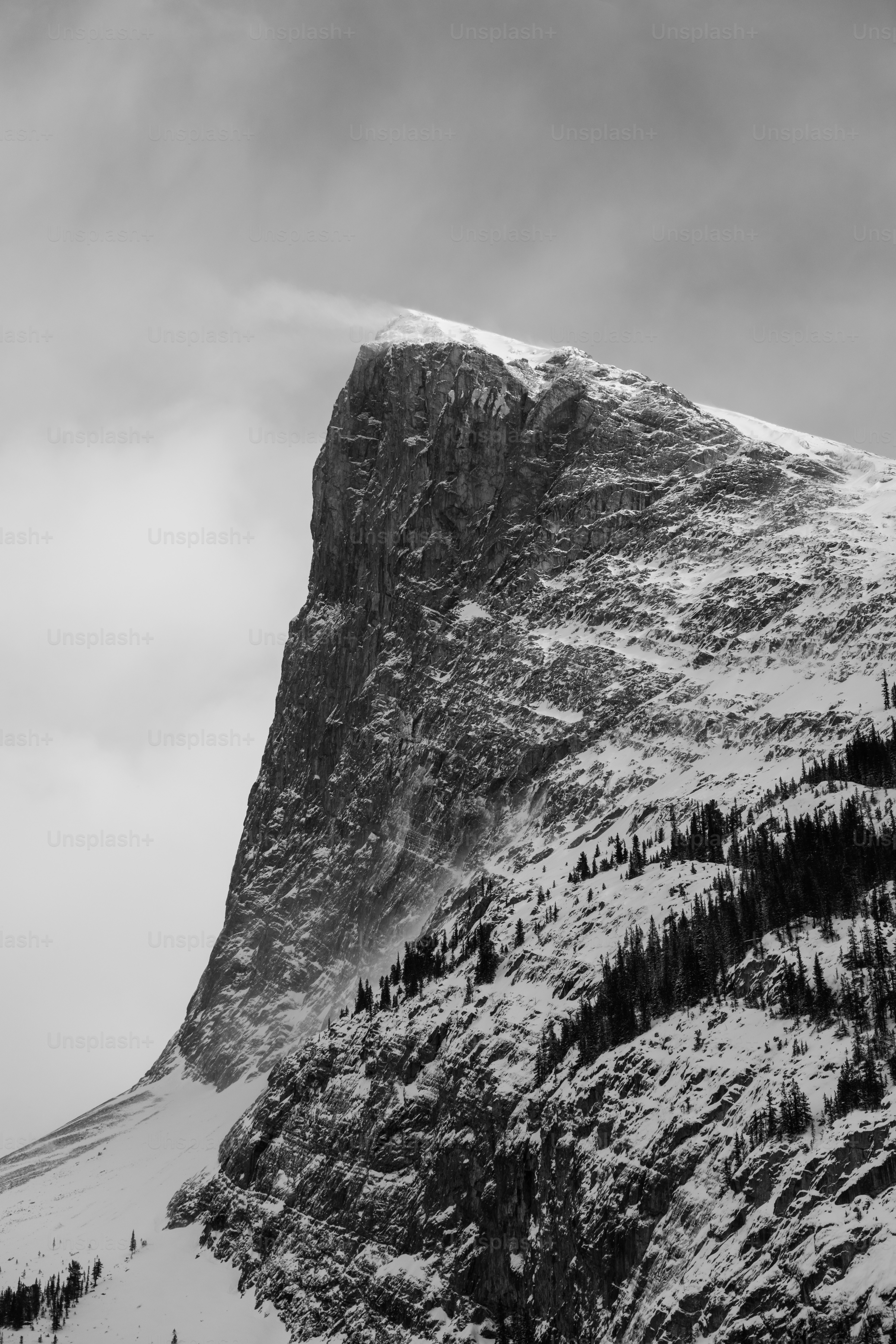 una montagna con la neve
