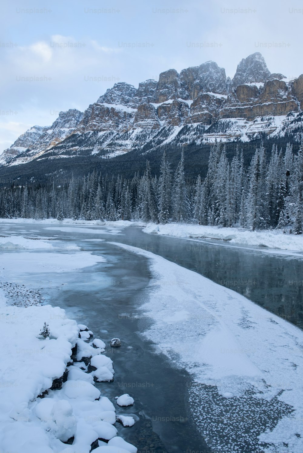 Ein Fluss mit Schnee am Ufer