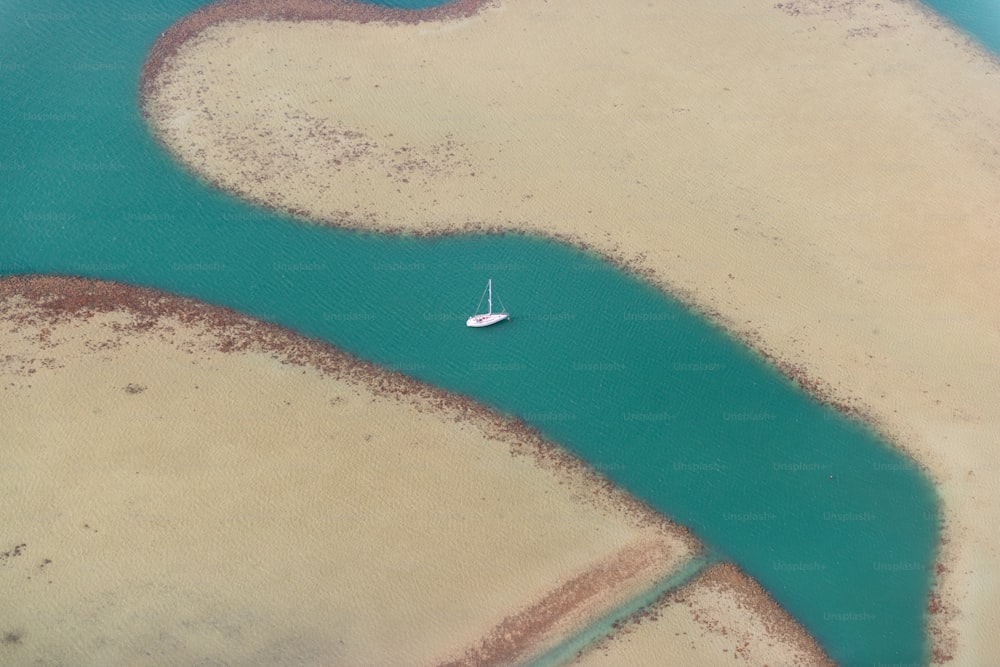 um barco na água