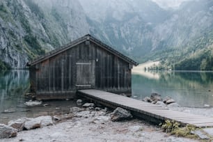um edifício de madeira ao lado de um lago
