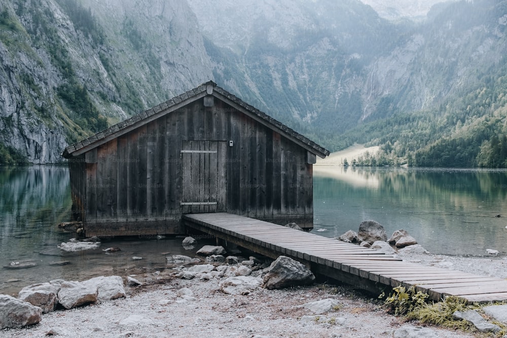 um edifício de madeira ao lado de um lago
