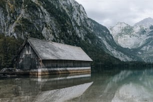 um edifício de madeira em um lago